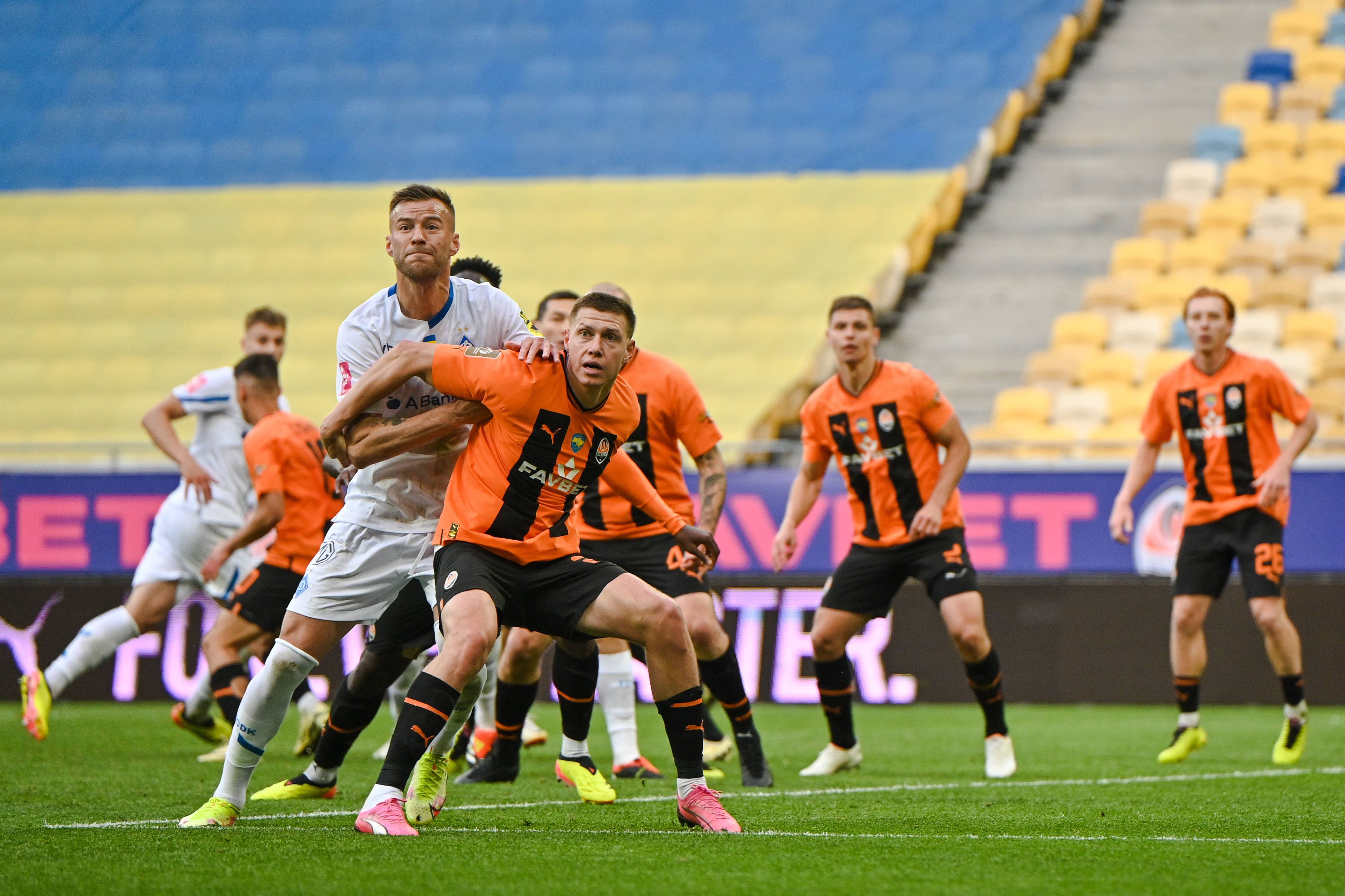 Duel între internaționalii ucraineni Yarmolenko (stânga, Dinamo) și Matviyenko în careul lui Shakhtar Foto: Imago Images