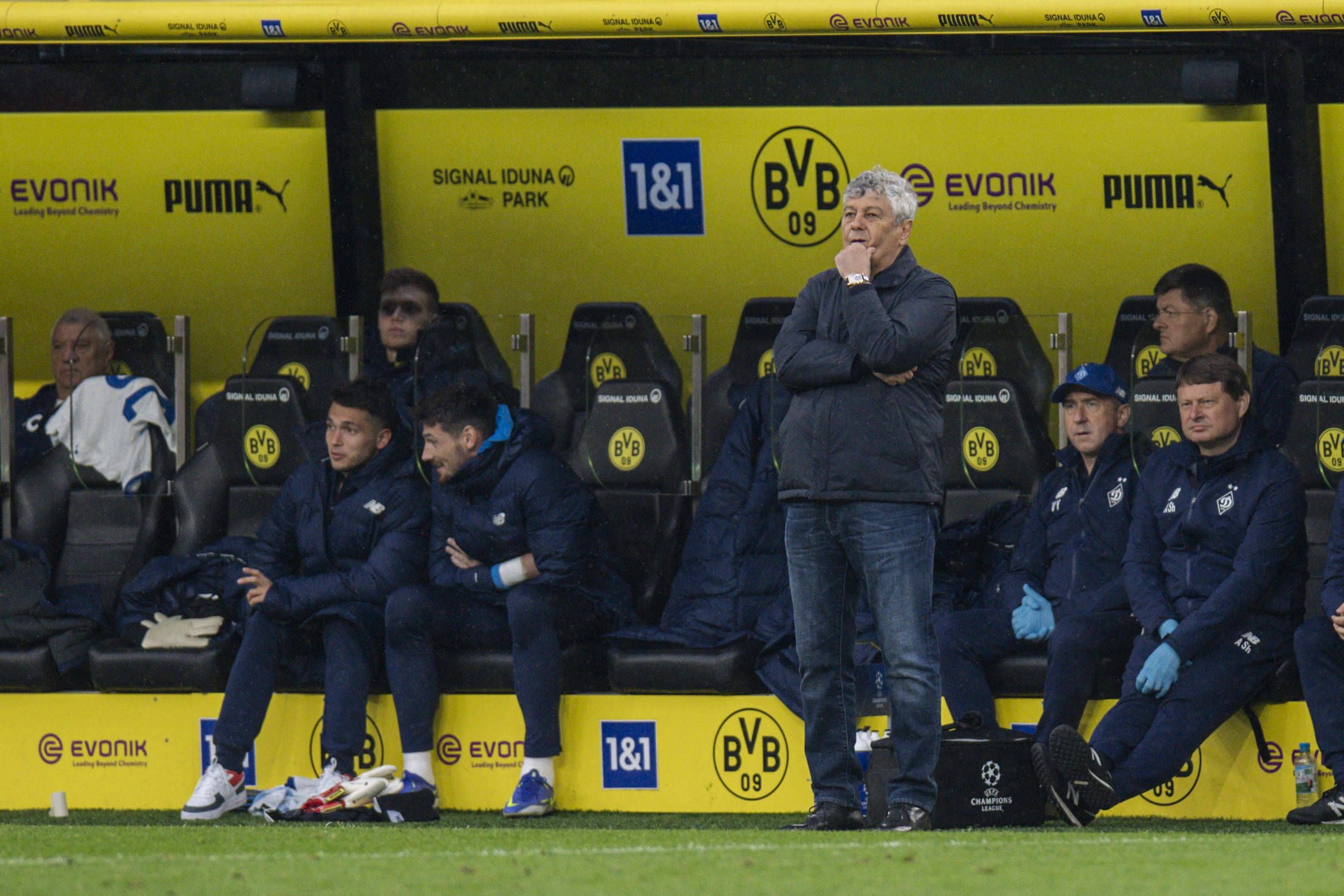 Mircea Lucescu, în fața băncii de rezerve pe arena Borussiei Dortmund Foto: Imago