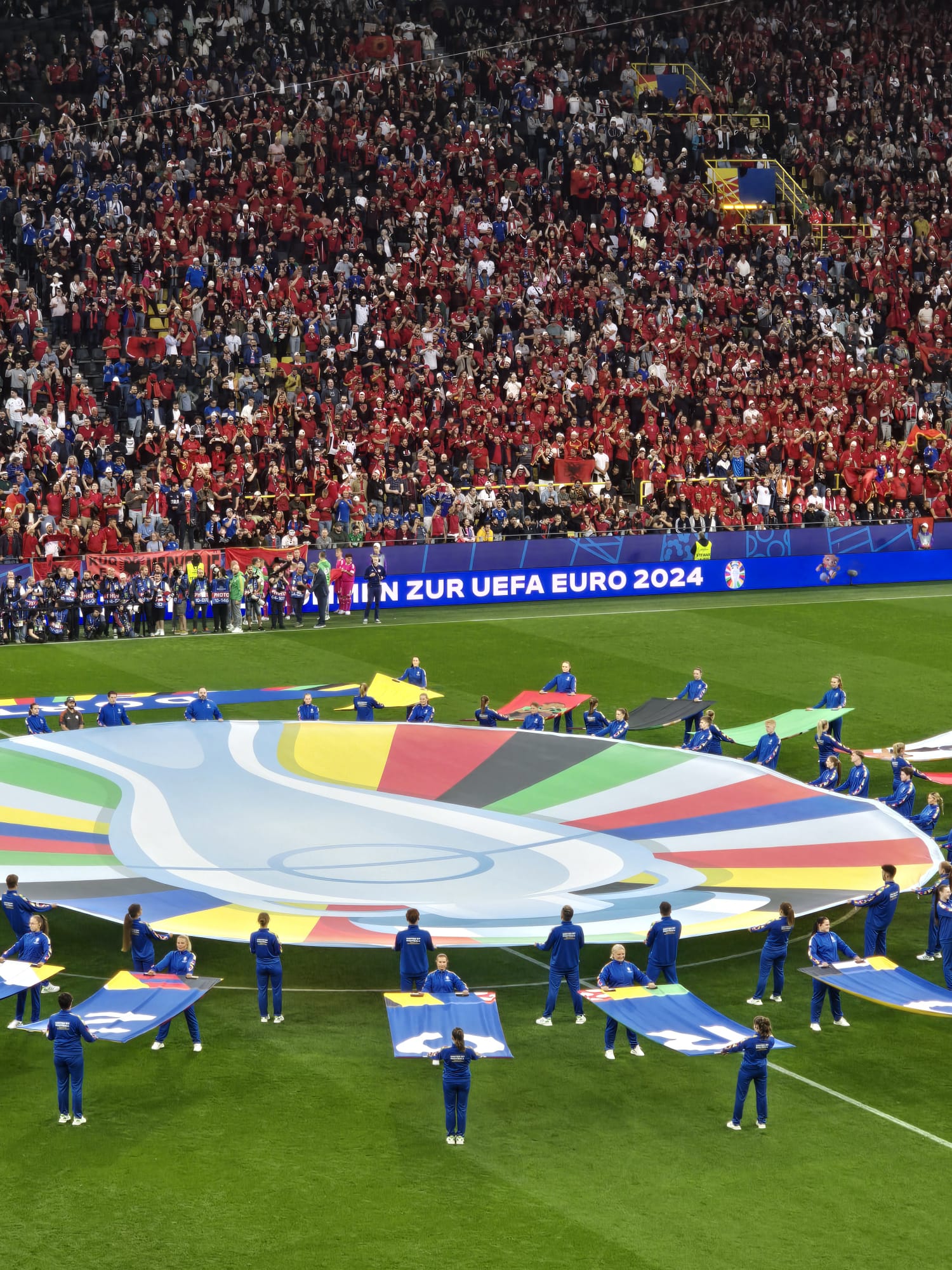 Steagul României și cel al Belgiei se văd cel mai bine pe Logo-ul Euro, cele două încadrează perfect mult râvnitul trofeul Foto: GOLAZO.RO