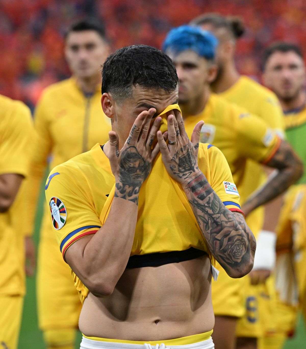 Ștergeți-vă lacrimile! Imagini copleșitoare cu „tricolorii” după înfrângerea cu Olanda »  „Zidul galben”  a refuzat să părăsească stadionul