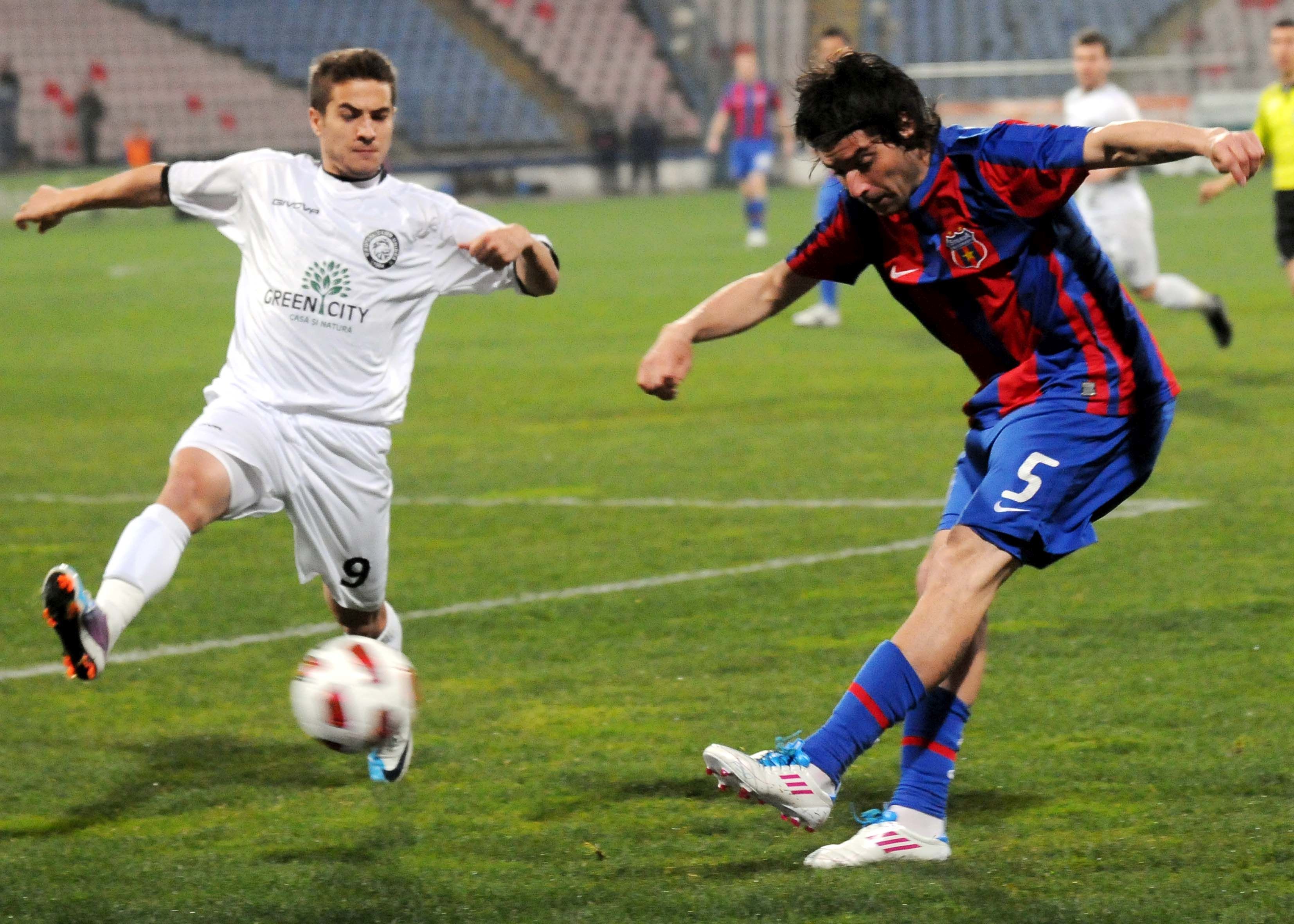 Georgian Tobă (stânga), în duel cu Pablo Brandan la Steaua - Unirea Urziceni, în 2011 Foto: SportPictures