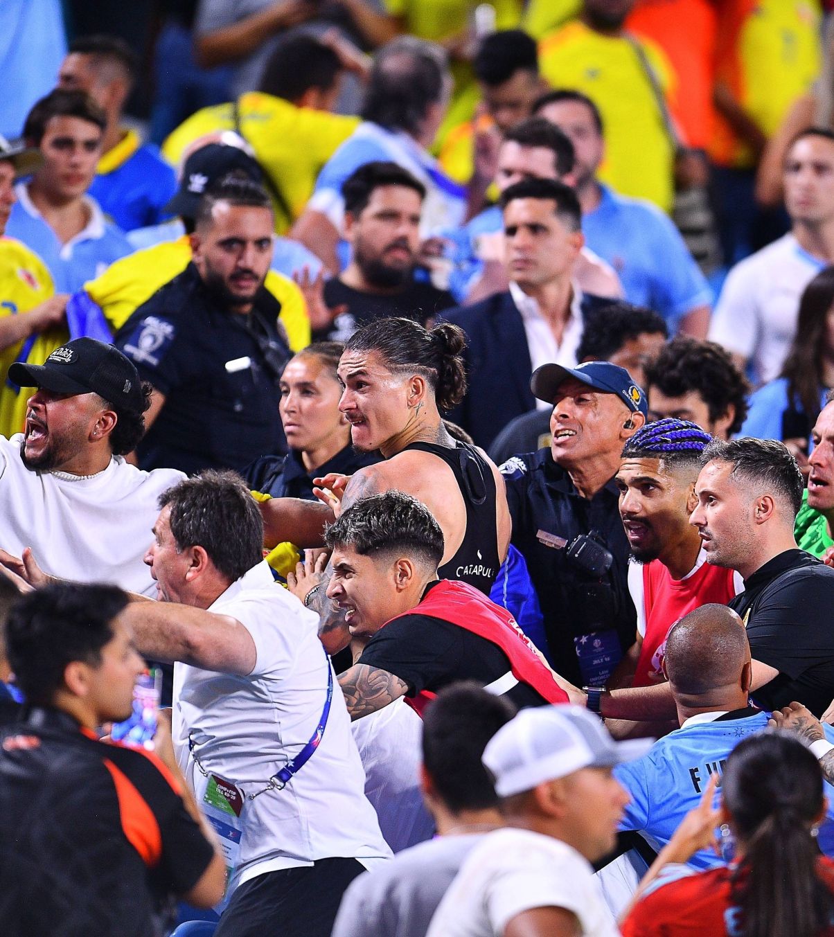 Ca &Icirc;n ring Jucătorii uruguayeni și fanii columbieni și-au &icirc;mpărțit pumni &icirc;n tribune. Mama unui fotbalist a leșinat