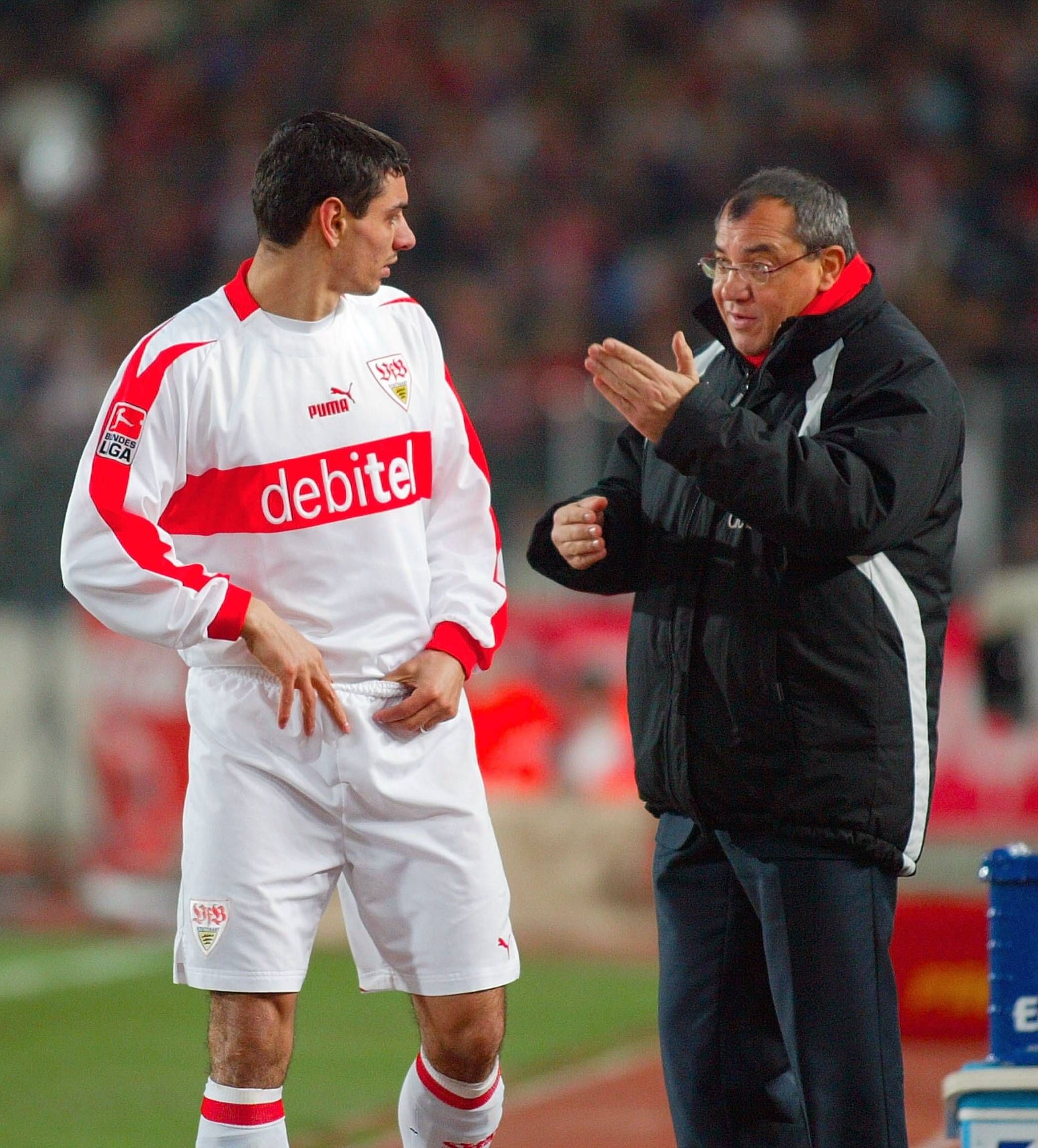 Ionel Ganea, privindu-l pe Felix Magath, antrenorul lui Stuttgart Foto: Imago