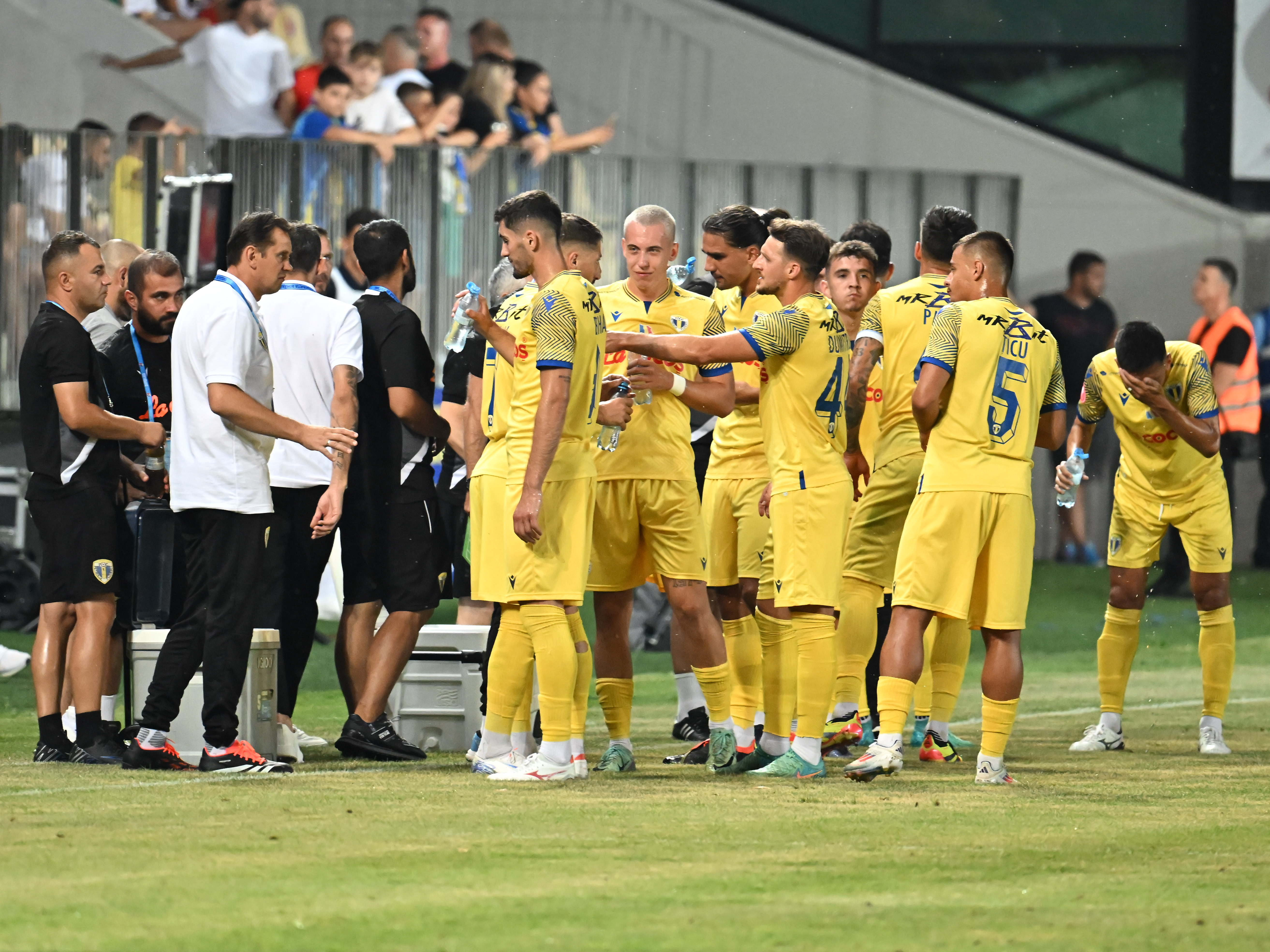 Pauză de hidratare la meciul Petrolul-Gloria Buzău (sursă foto: sportpictures)