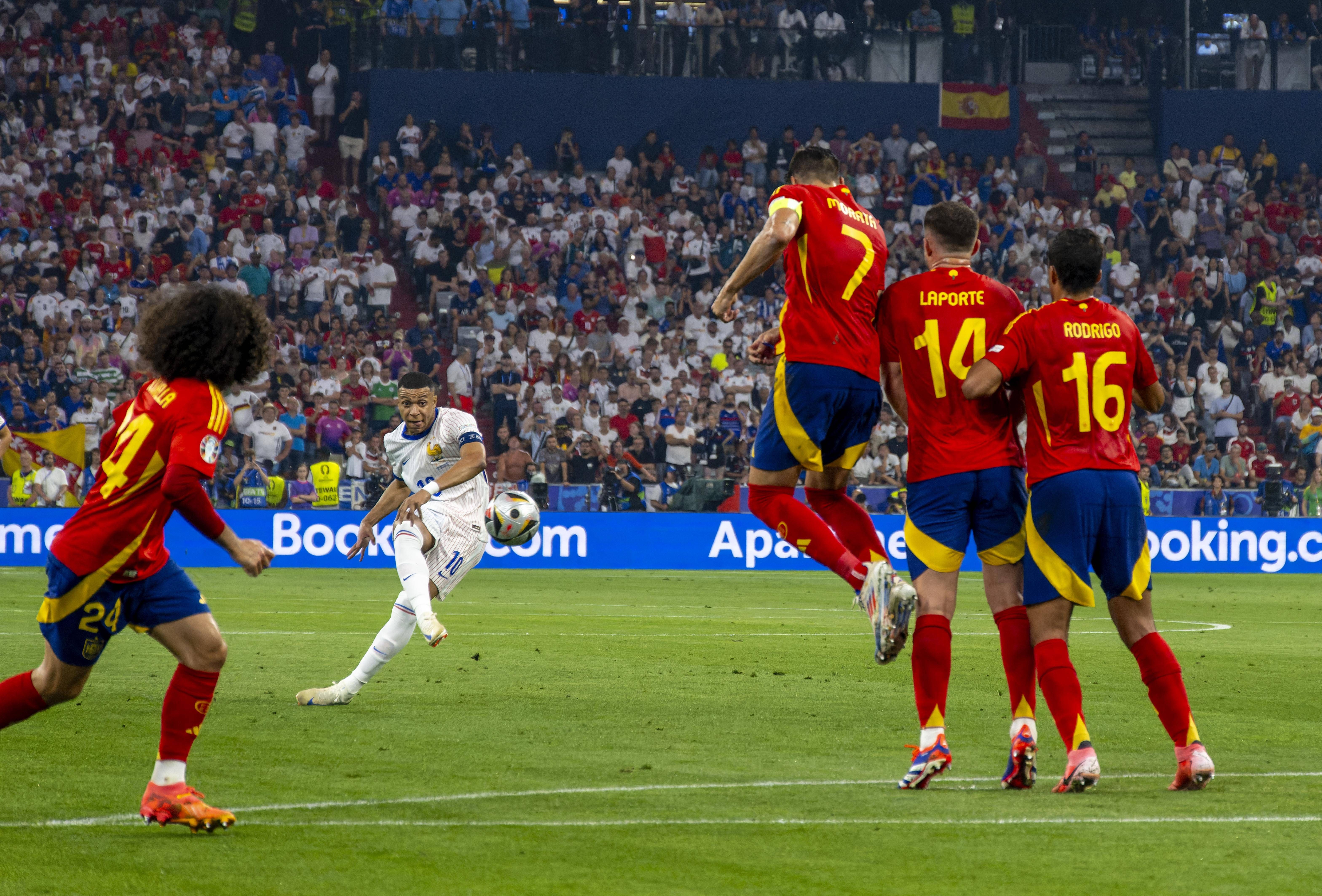 Kylian Mbappe a încercat și el să înscrie din lovitură liberă la Euro 2024. Nu a reușit Foto: Imago