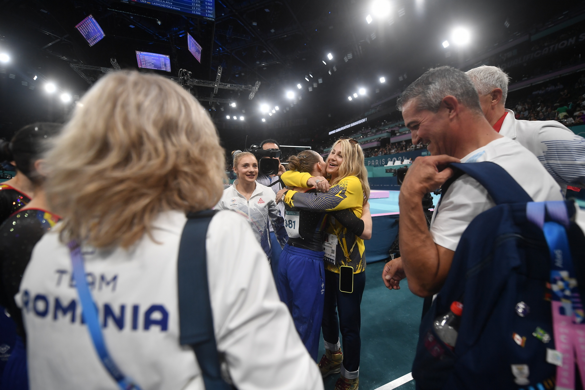 Nadia a fost alături de echipa României, le-a îmbrățișat pe fete și le-a încurajat FOTO: facebook.com/olympicromania