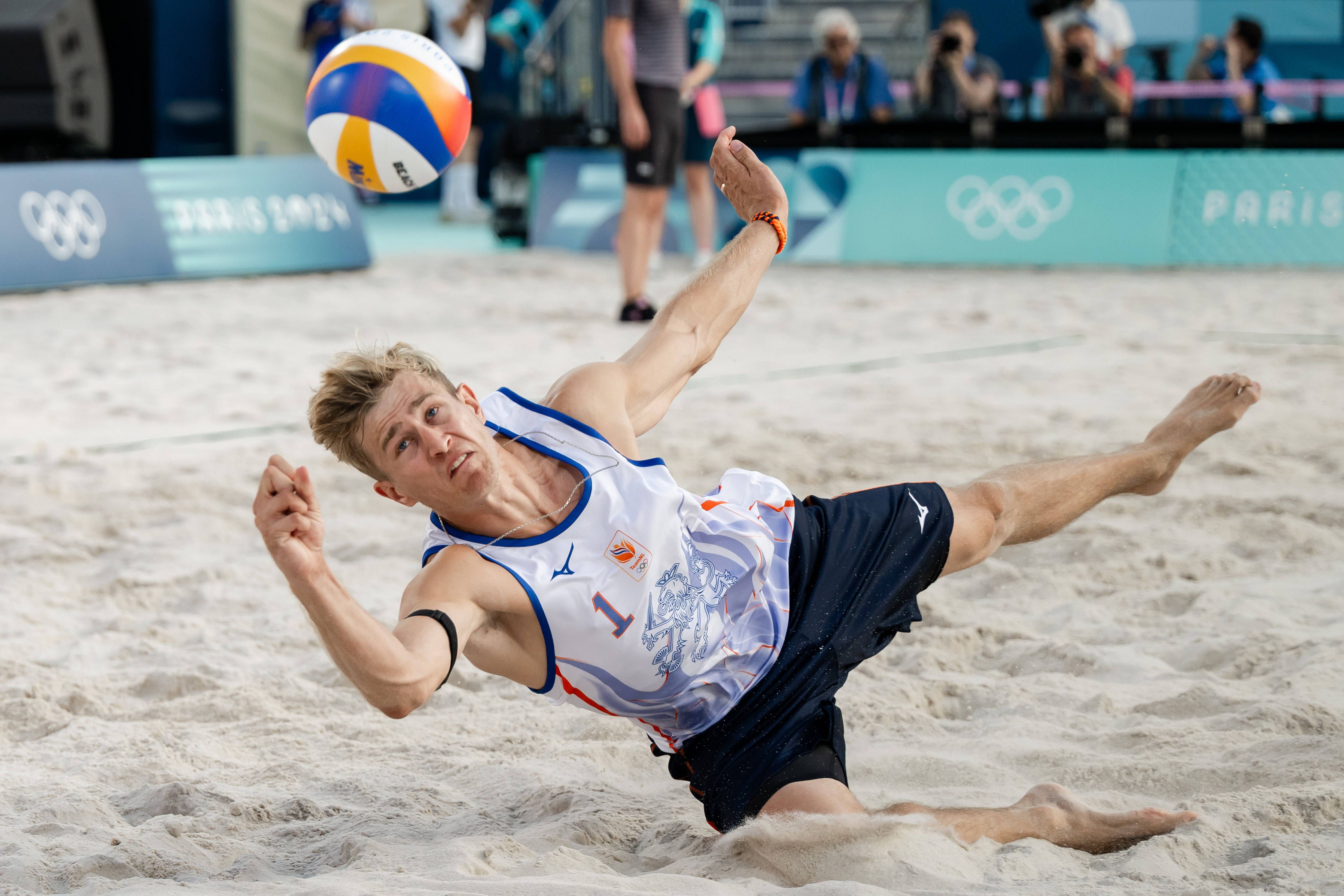 Olandezul Steven van de Velde, în turneul olimpic de volei pe plajă Foto: Imago