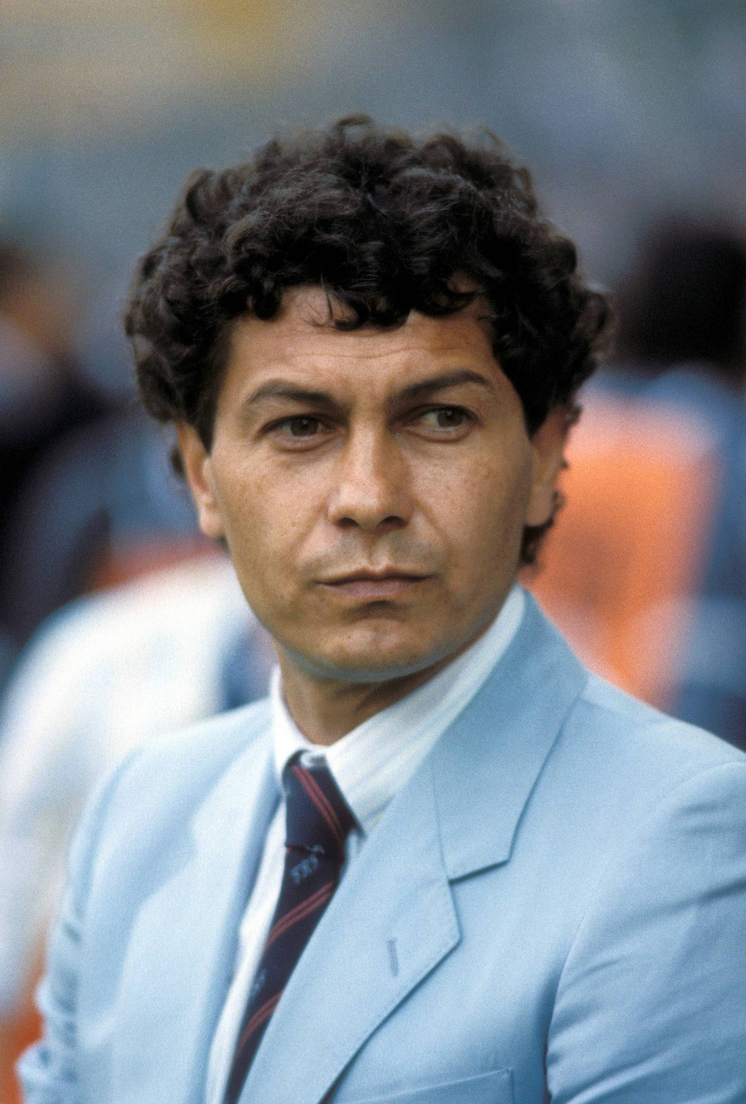 Imagine cu Mircea Lucescu în 1984, pe finalul primului său mandat de selecționer. Ulterior a preluat-o pe Dinamo și a pornit cea mai mare rivalitate din fotbalul românesc / Foto: Imago