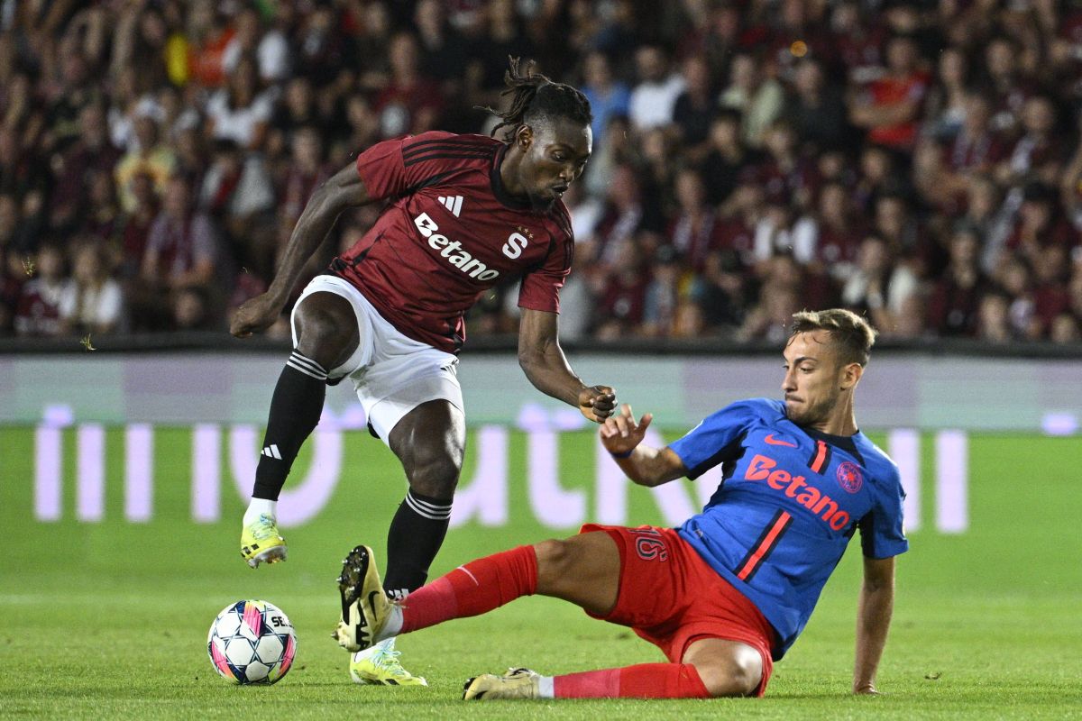 Olatunji, în duel cu Lixandru la Sparta - FCSB 1-1 Foto: Imago