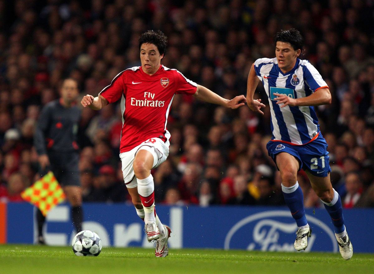 Cristi Săpunaru, la Porto, în duel cu Samir Nasri (Arsenal) Foto: Imago