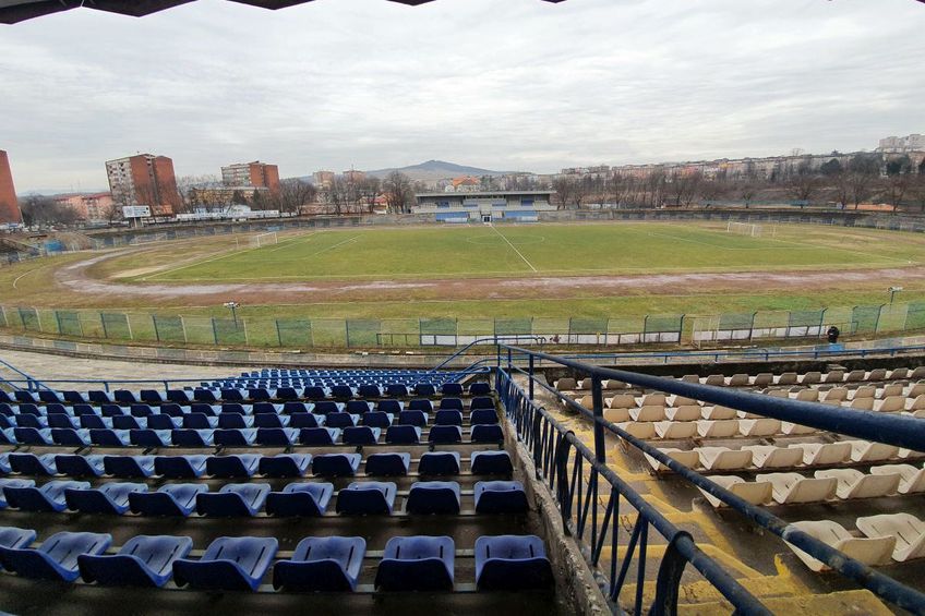 Stadionul din Hunedoara a fost construit la sfârşitul anilor ´50 şi a fost inaugurat în 2 mai 1960. Are 16.500 de locuri
