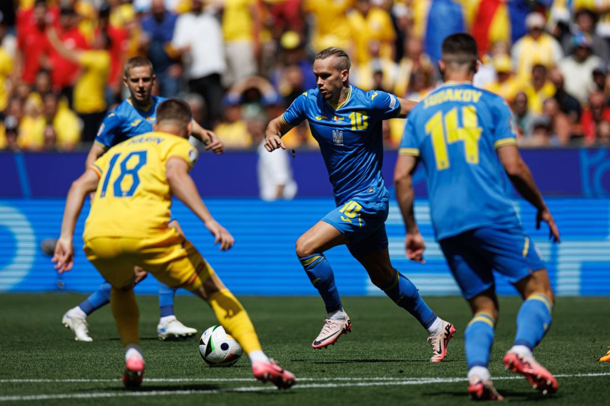 Fază din meciul România - Ucraina 3-0: Răzvan Marin și trei adversari, Mudryk (la minge), Sudakov (nr. 14) și Zinchenko Foto: Imago