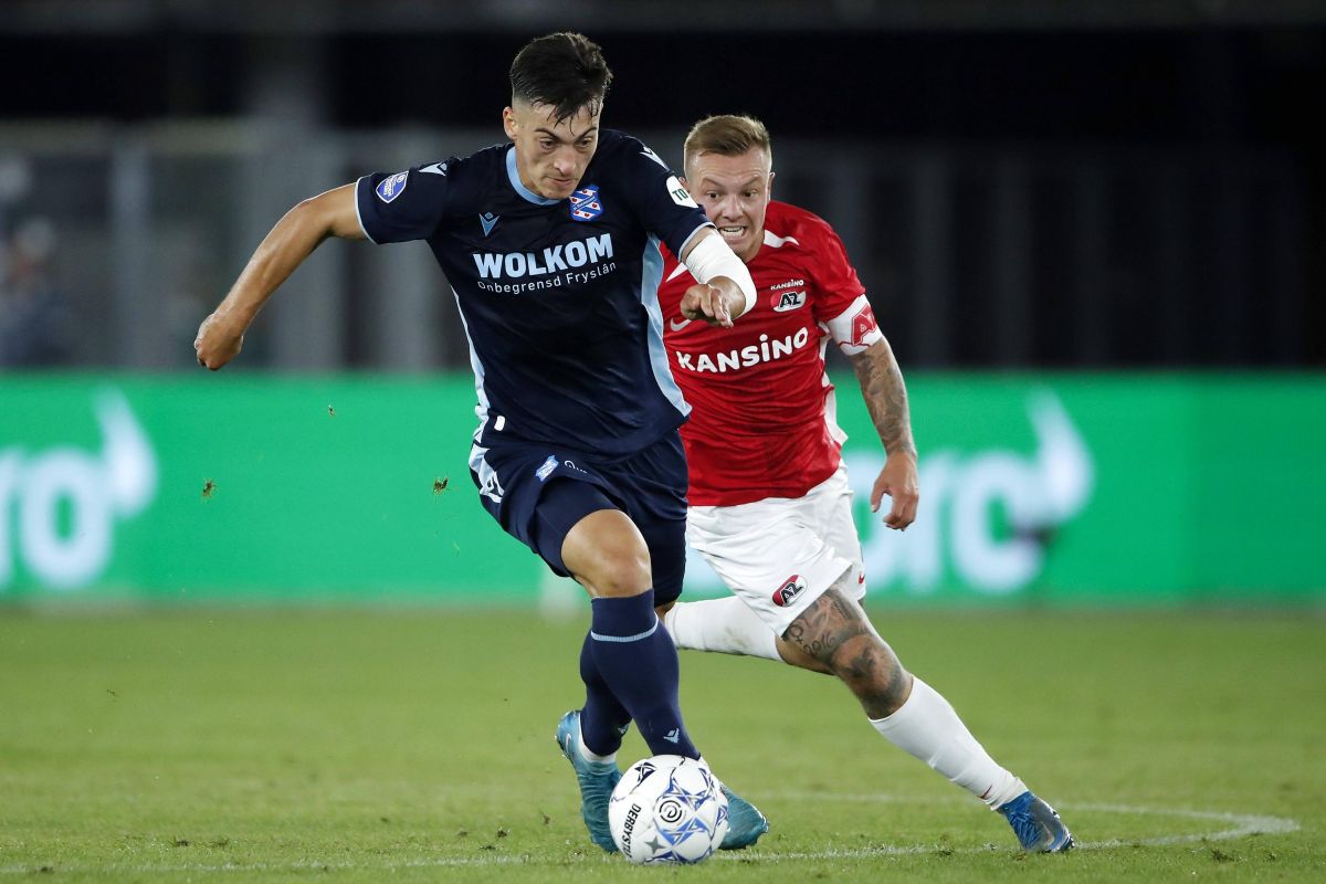 Moldoveanul Ion Nicolăescu, vârful lui Heerenveen, urmărit de Jordi Clasie, căpitanul lui AZ Foto: Imago