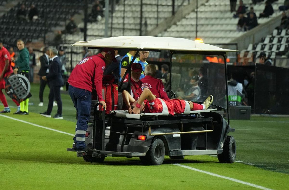 Mihai Lixandru, pe targă, în prima repriză a meciului PAOK - FCSB 0-1 Foto: GOLAZO.ro