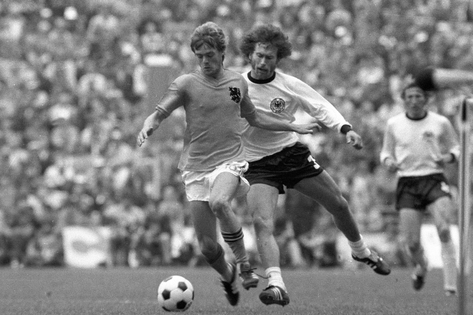 Rep (prim-plan), în duel cu Breitner în finala CM 1974: Germania - Olanda 2-1 Foto: Imago