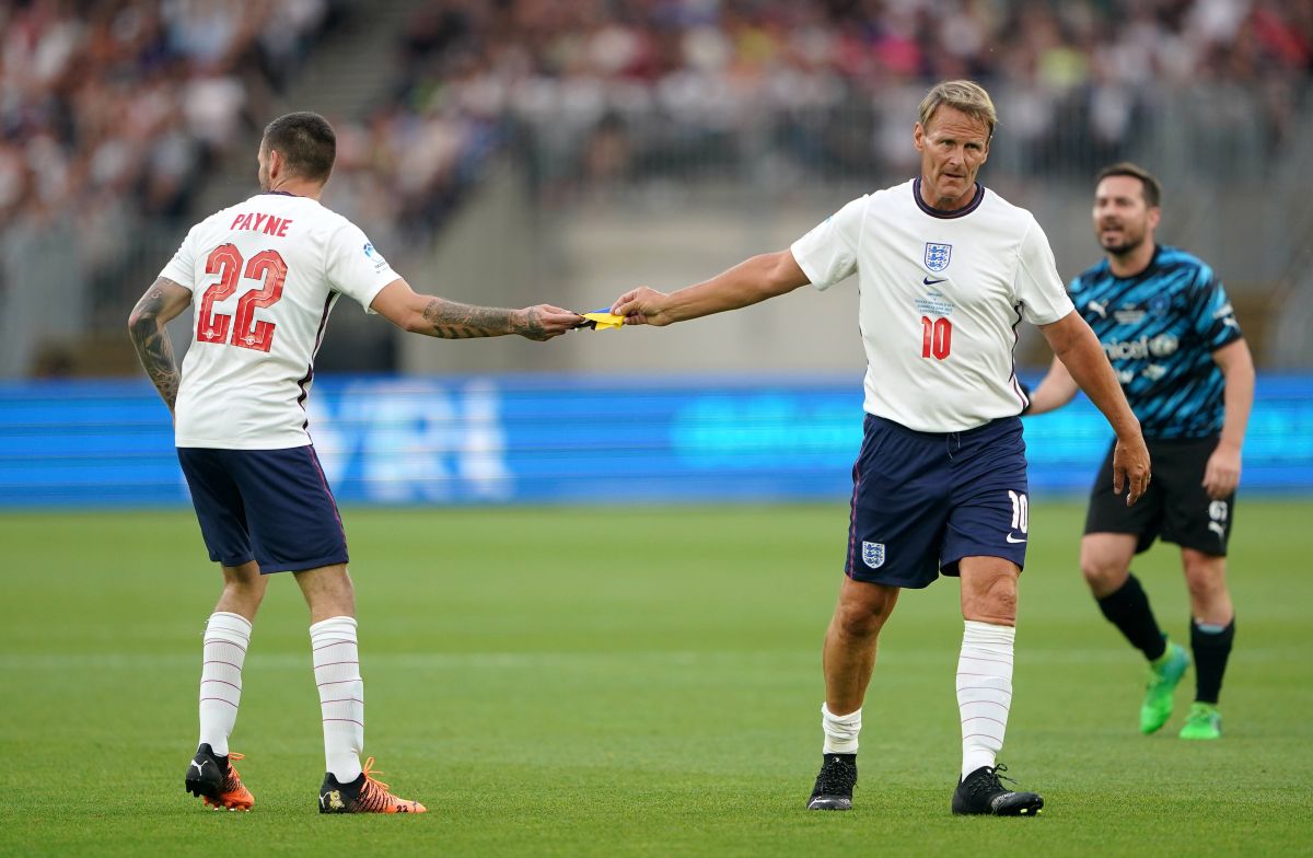 Momentul când Liam Payne i-a transmis banderola lui Teddy Sheringham Foto: Imago