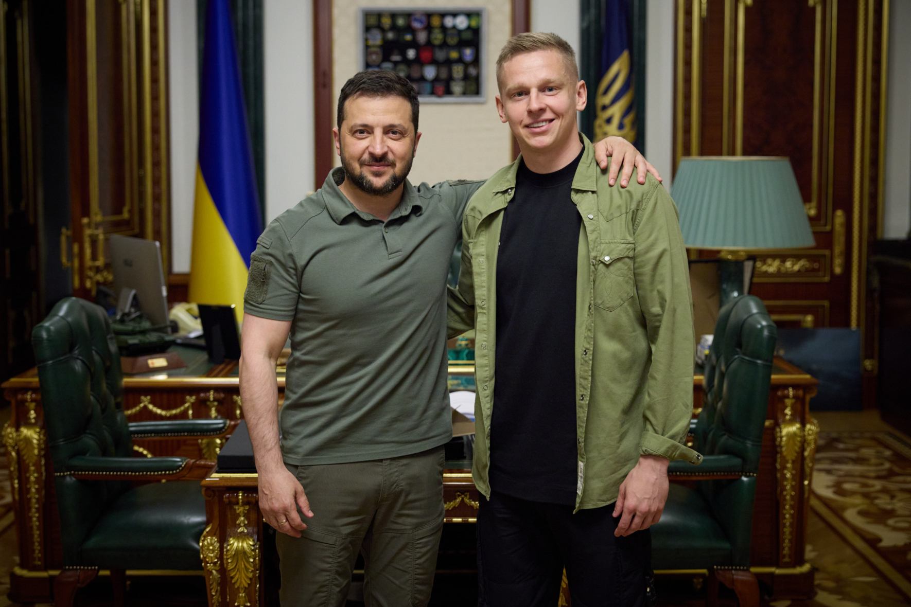 Zinchenko, la Kiev, alături de președintele Ucrainei, Volodymyr Zelensky Foto: United24