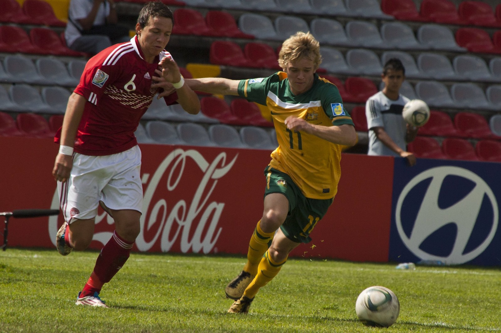 Patrick Olsen (stânga), în timpul unui meci al naționalei daneze U17 Foto: Imago