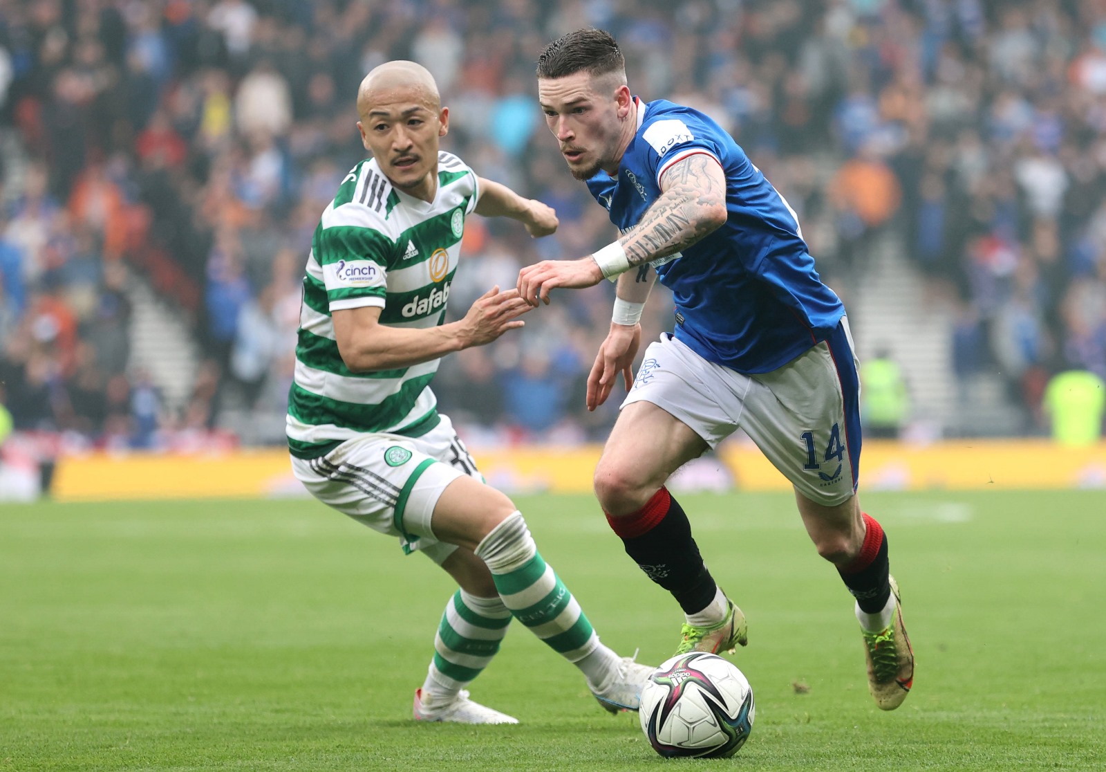 Ryan Kent (dreapta), la Rangers, în derbyul etern cu Celtic Foto: Imago