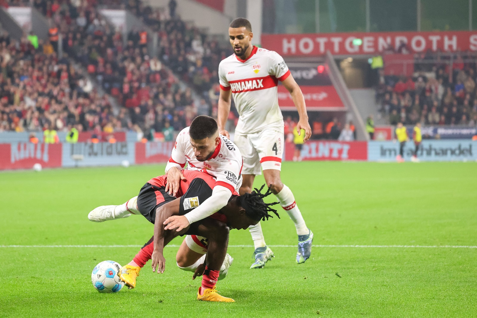 Frimpong, pus la pământ la 0-0 cu Stuttgart Foto: Imago