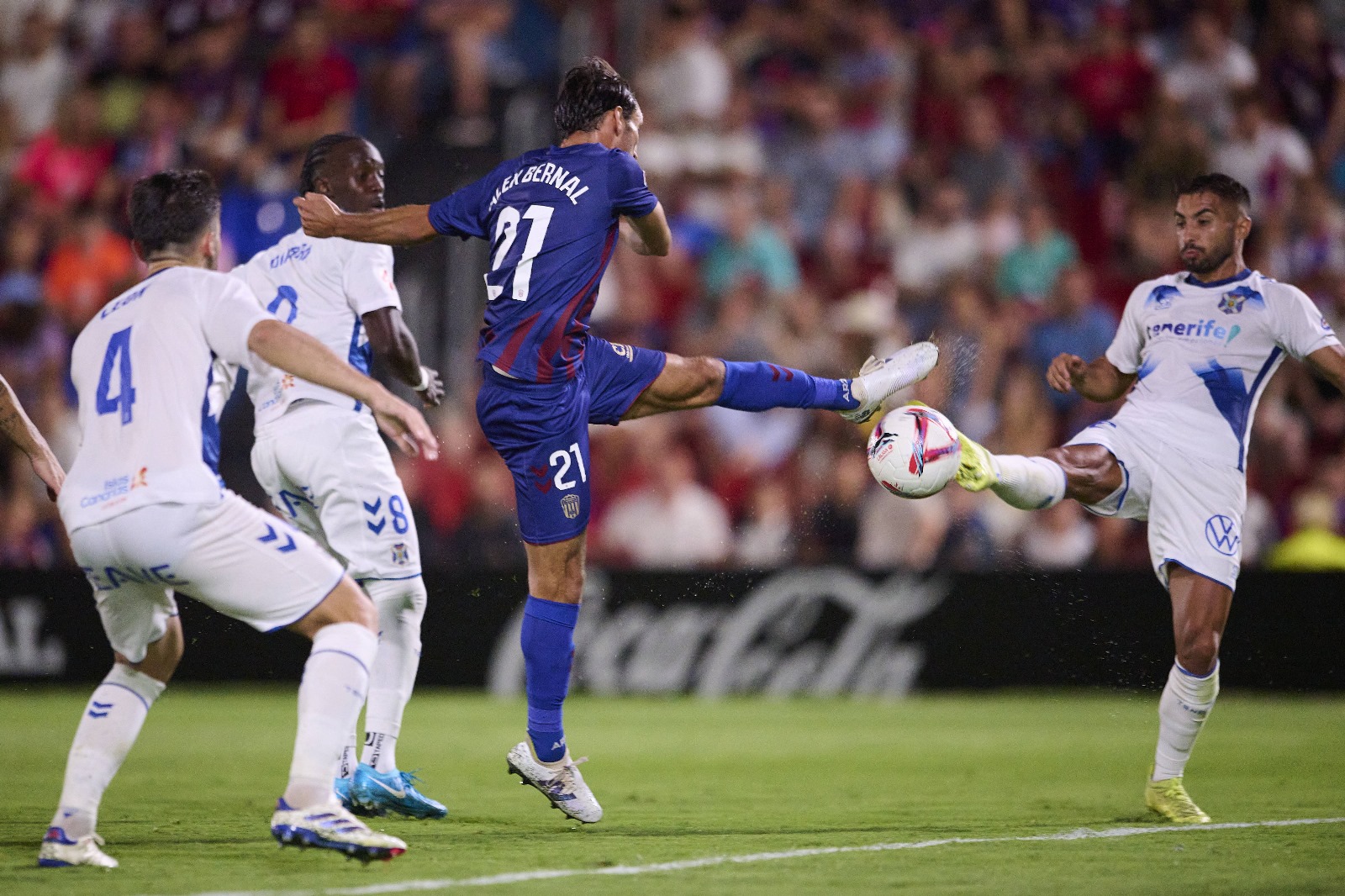 Alex Bernal (în centru) are un gol și un assist în 10 meciuri de Segunda în acest sezon Foto: Imago