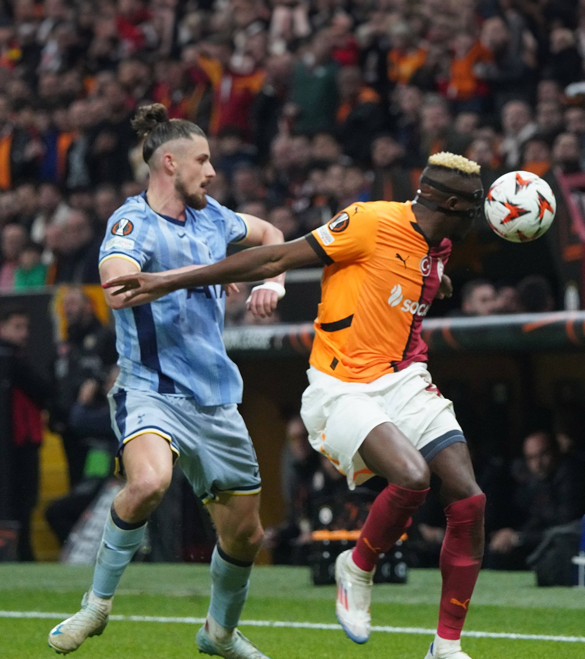 Radu Drăgușin, în duel cu Victor Osimhen, vârful nigerian al lui Galatasaray Foto: Imago