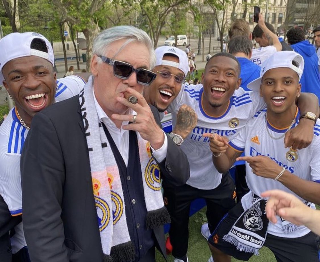 Ancelotti, celebrând trofeul UCL din 2022, alături de jucători (FOTO: X)