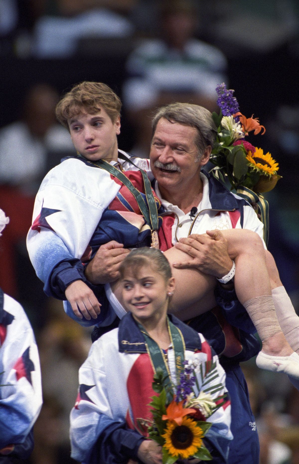 Bela Karolyi și Kerri Strug, în 1996, lângă podiumul olimpic Foto: Imago