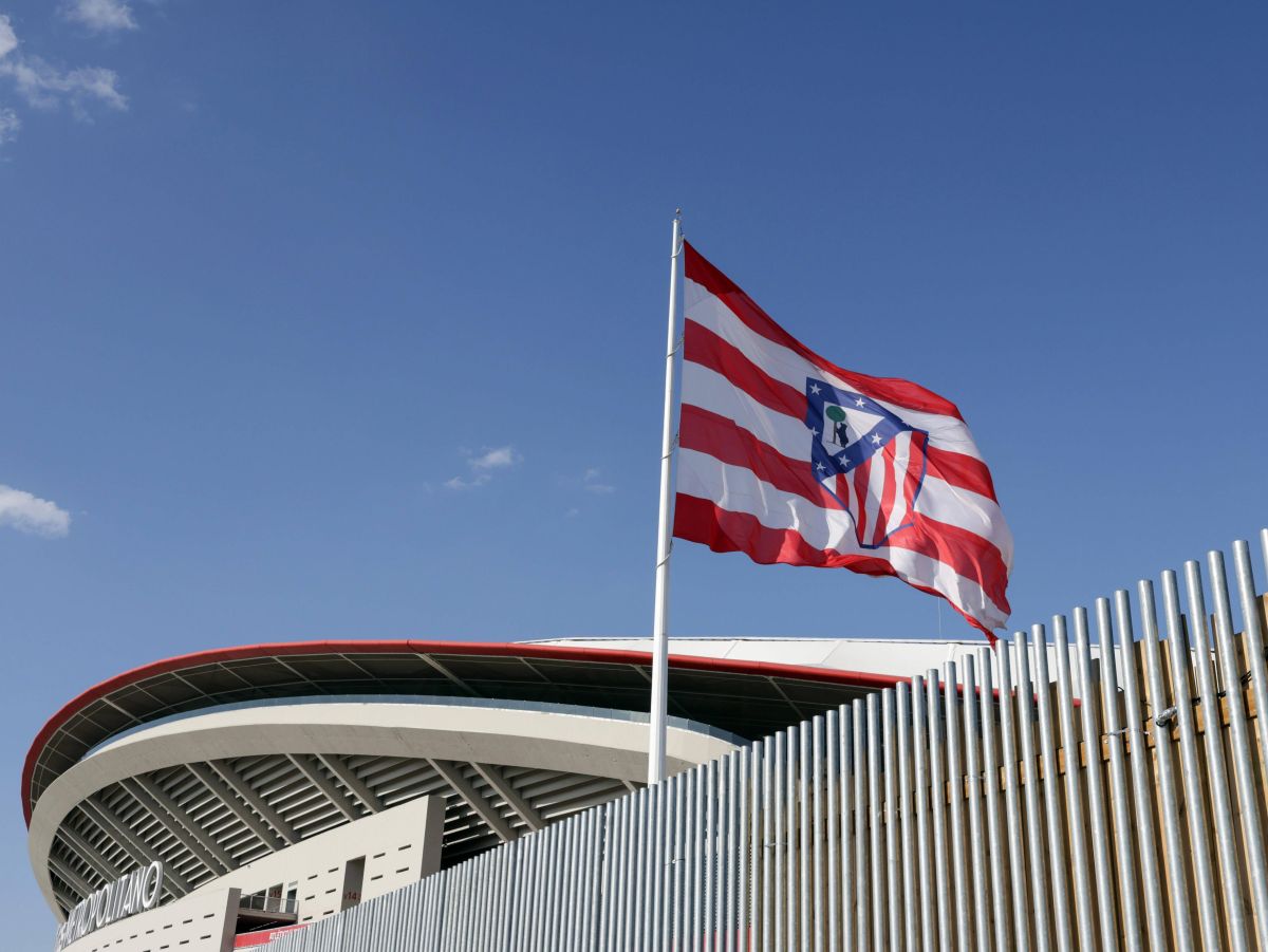 Steagul lui Atletico Madrid, în fața arenei Metropolitano Foto: Imago