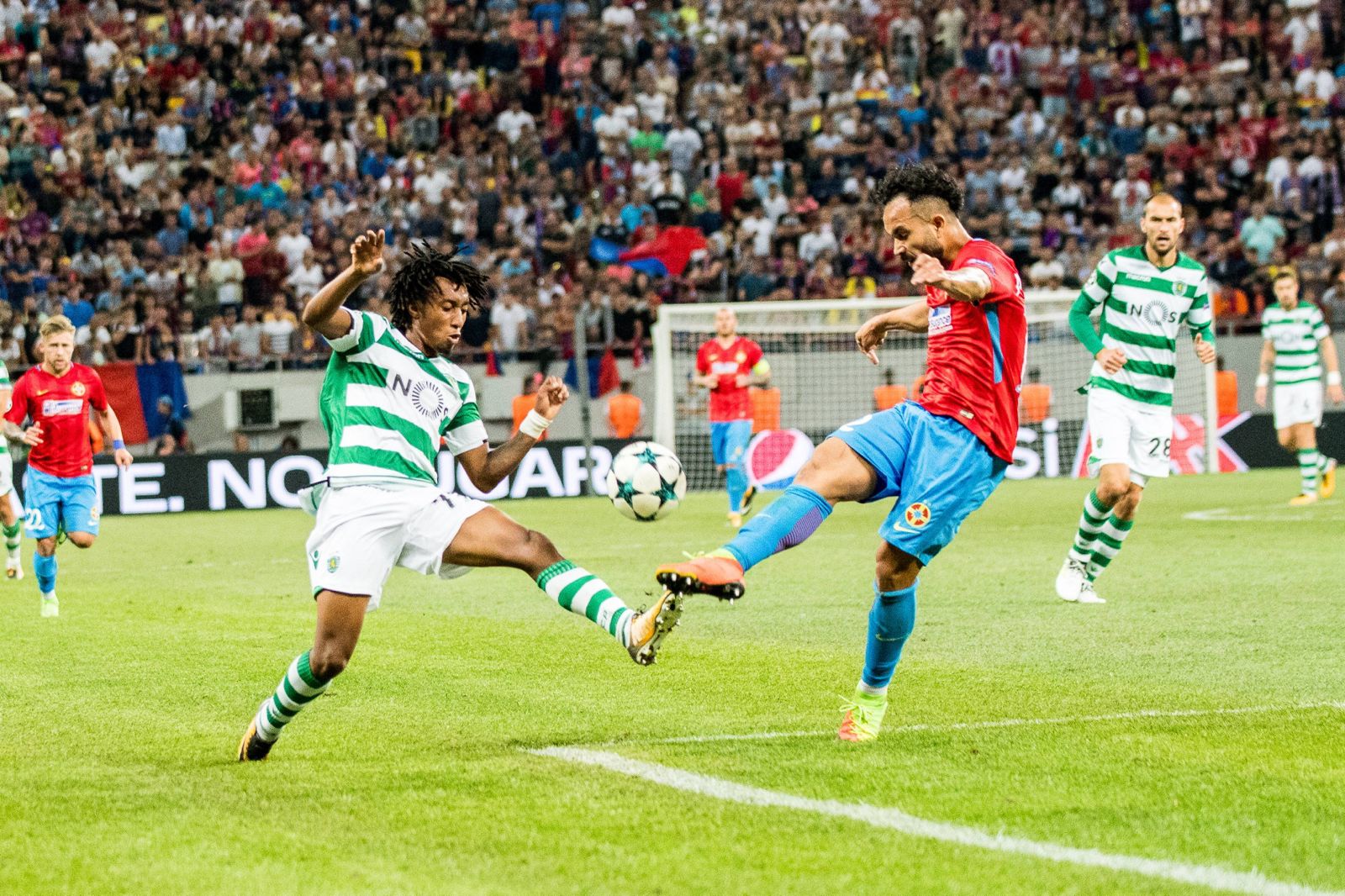 Gelson Morais, duel aprig cu Junior Morais la FCSB - Sporting 1-5, în 2017 Foto: Imago