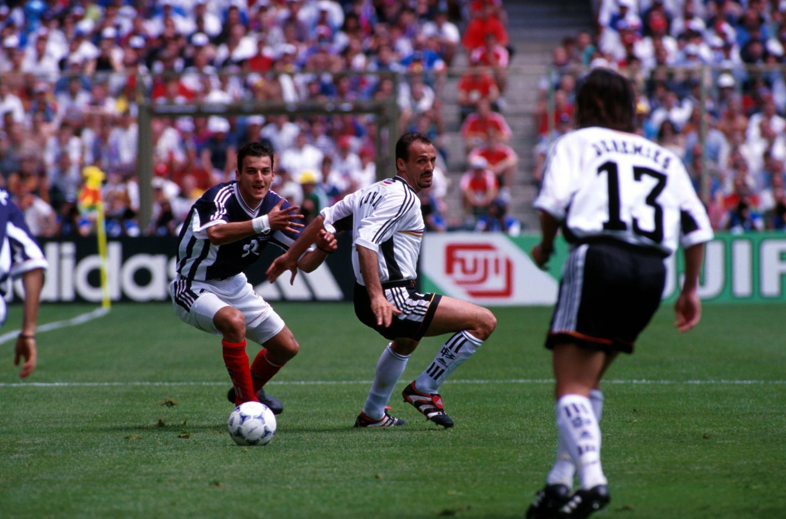 Darko Kovacevic, driblându-l pe Jurgen Kohler în Germania - Serbia/Muntenegru 2-2, la CM 1998 Foto: Imago