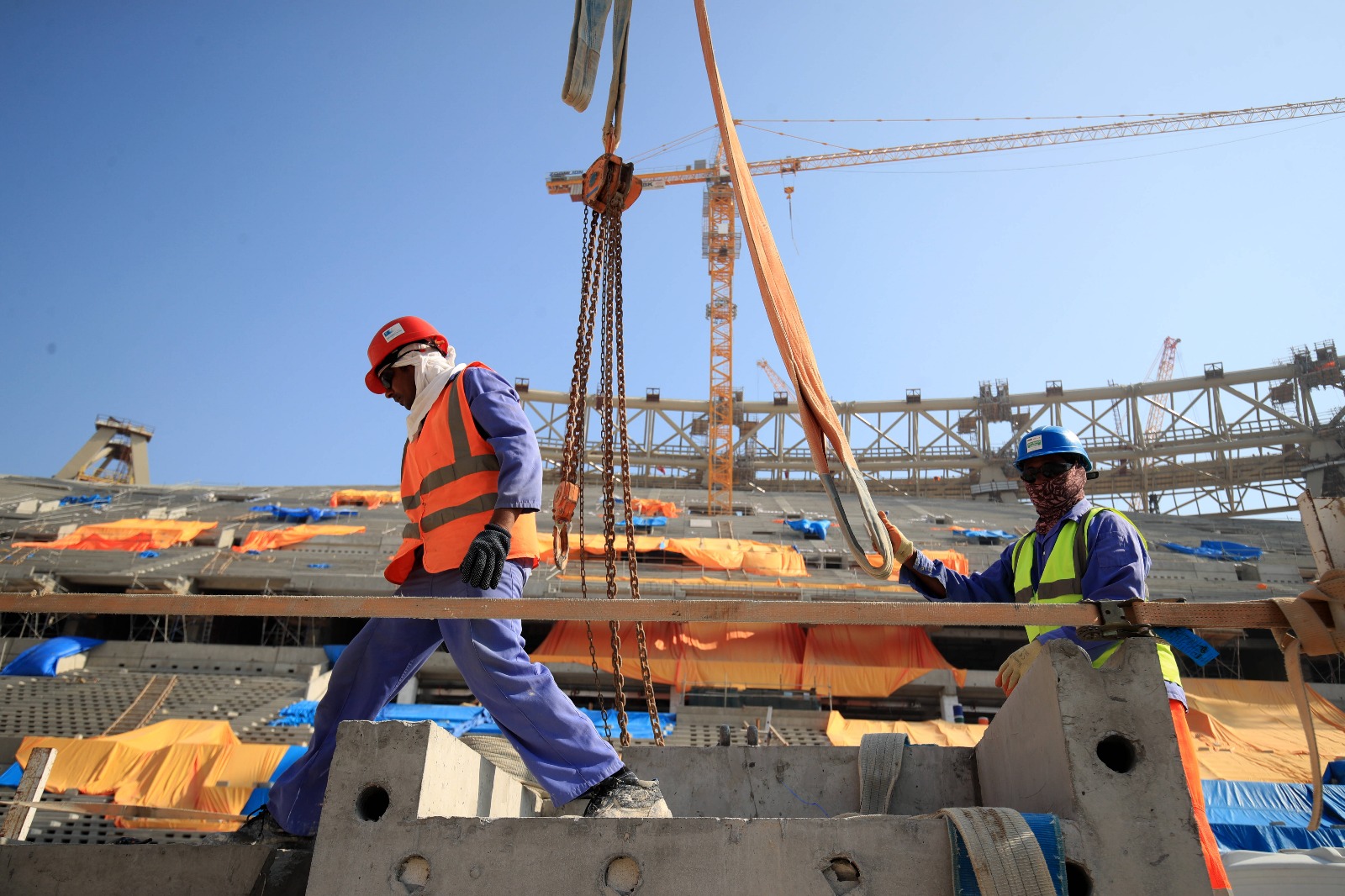 Muncitori pe șantierul stadionului Lusail din Qatar Foto: Imago