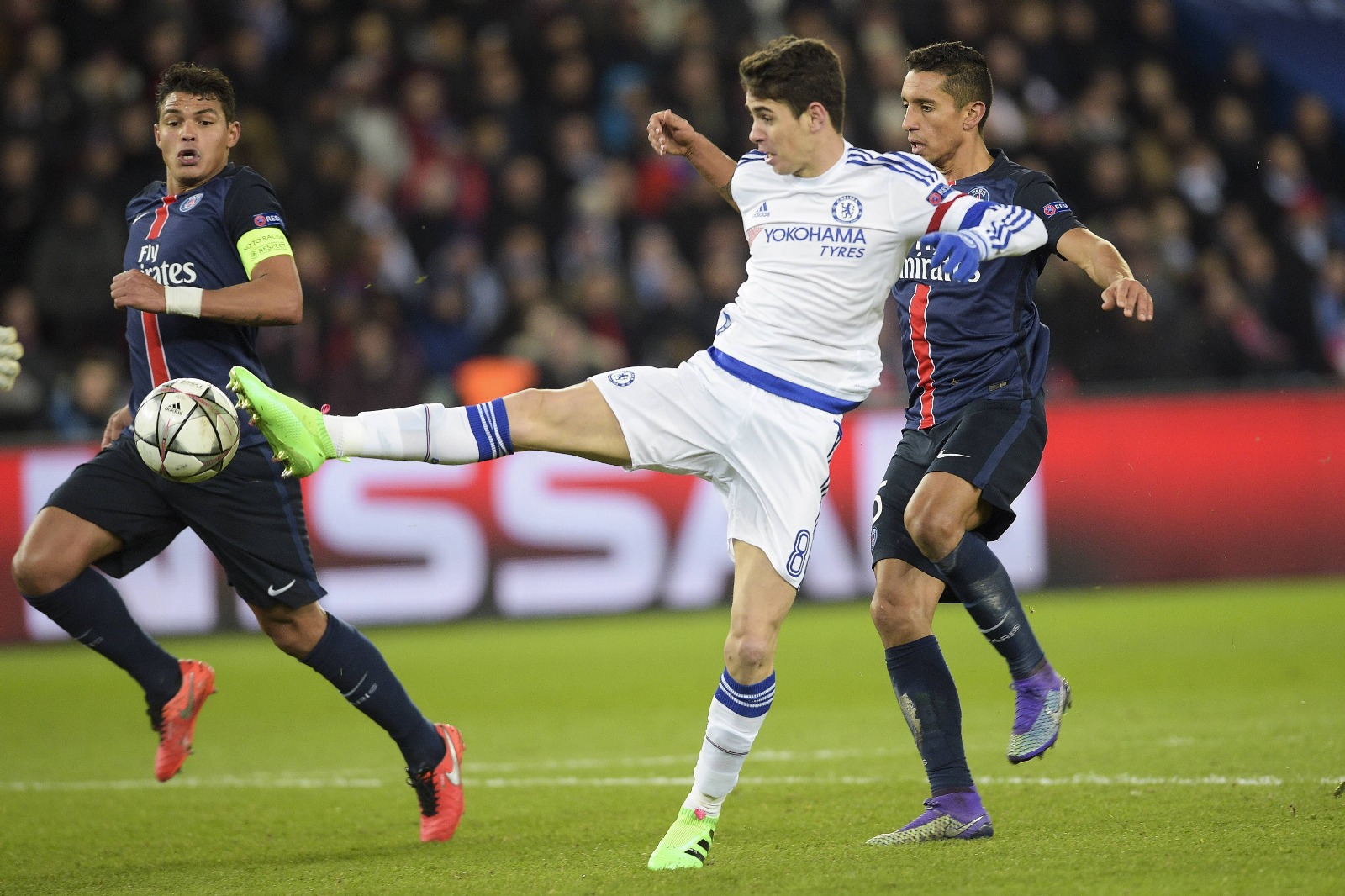 Oscar (în alb) a purtat banderola și la Chelsea, aici într-un meci cu PSG în Liga Campionilor Foto: Imago