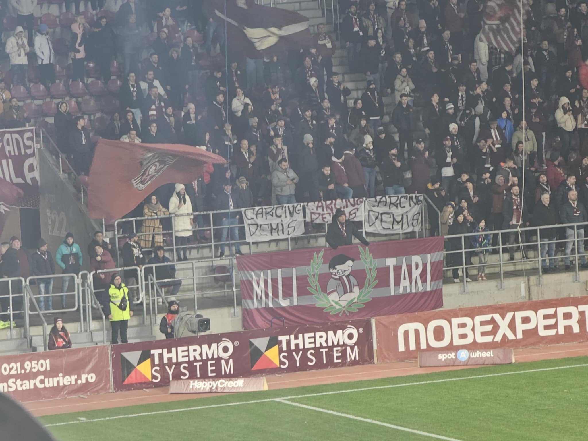 Banner-ul afișat în Peluza Nord Rapid la adresa lui Daniel Carciug. FOTO: GOLAZO.ro