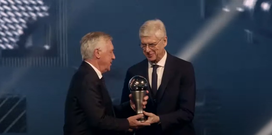 Carlo Ancelotti primind premiul de cel mai bun antrenor al anului de la legendarul Arsene Wenger/ Foto: Captură ecran Youtube/ FIFA