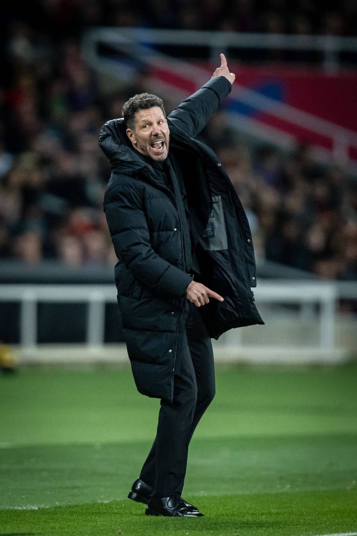 Cholo Simeone arată unde e acum Atletico. Sus. Prima Foto: Imago