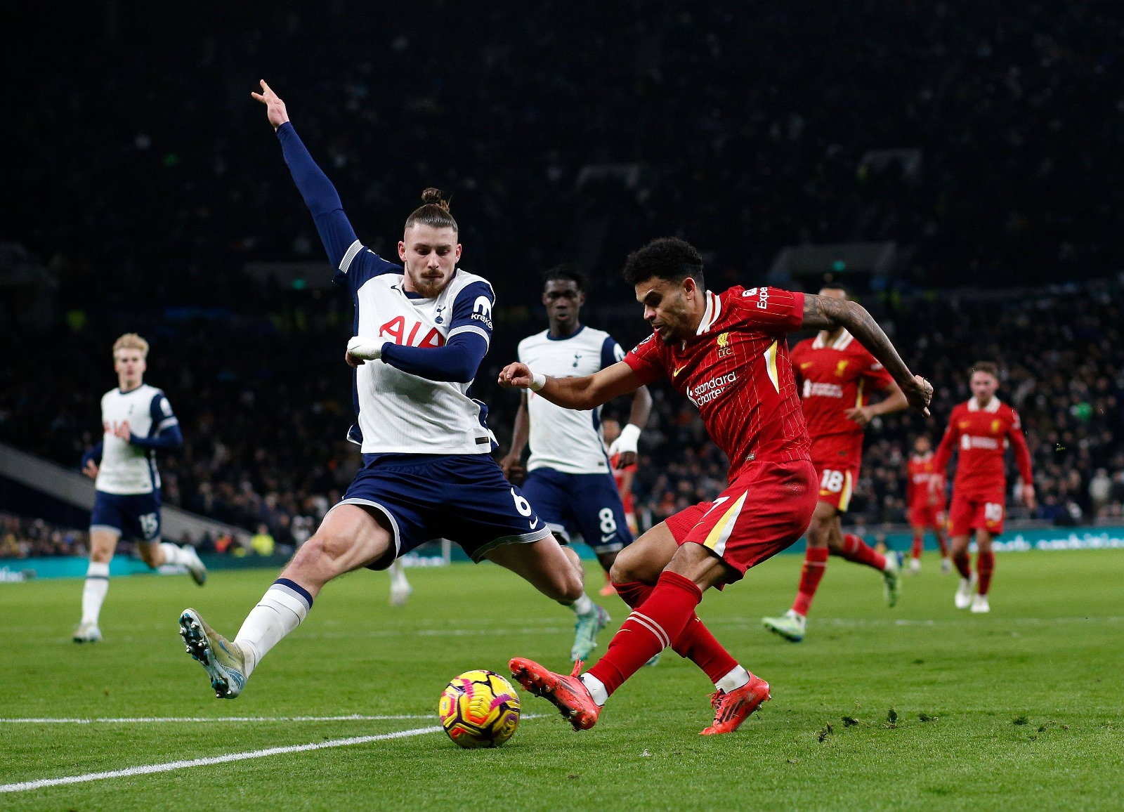 Columbianul Diaz l-a făcut să sufere pe Drăgușin duminică, pe White Hart Lane Foto: Imago