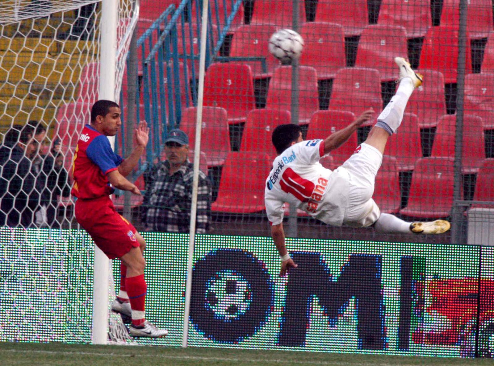 Unul dintre golurile istorice marcate de Dănciulescu. Imagine din Steaua - Dinamo 2-4, pe Ghencea, în 2007 / Foto: SportPictures