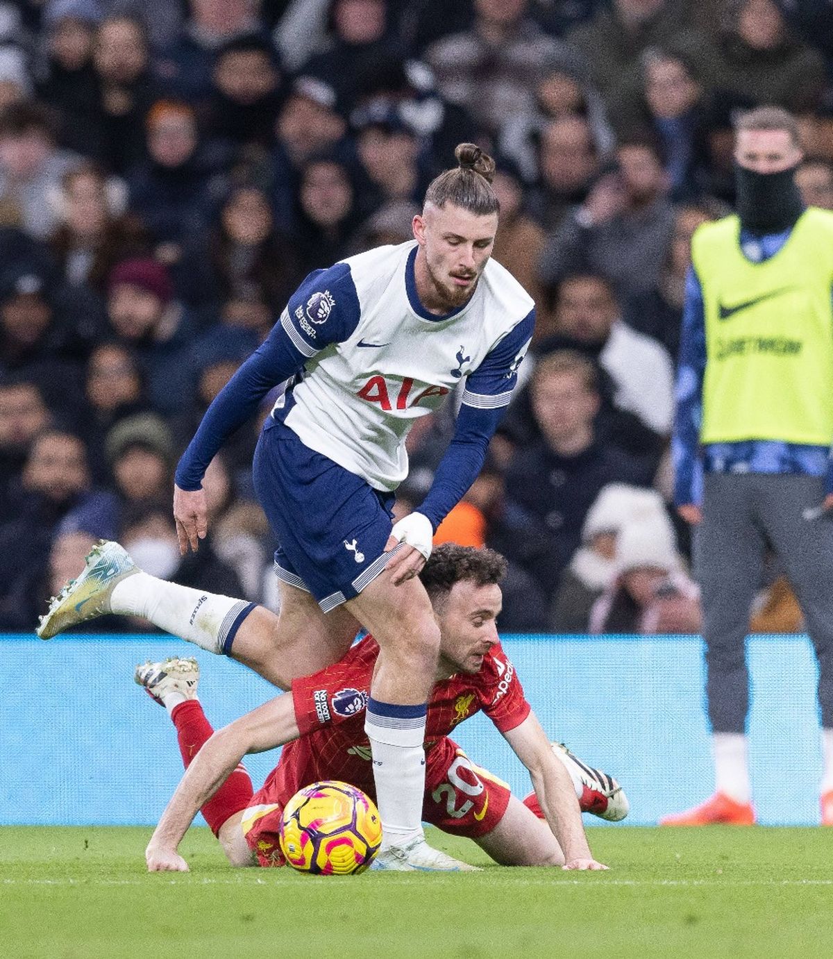 Radu Drăgușin, în duel cu Diogo Jota la 3-6 cu Liverpool Foto: Imago