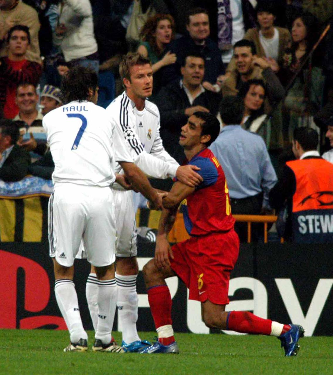 Bănel Nicoliţă, ridicat de David Beckham şi Raul. Foto: Sportpictures