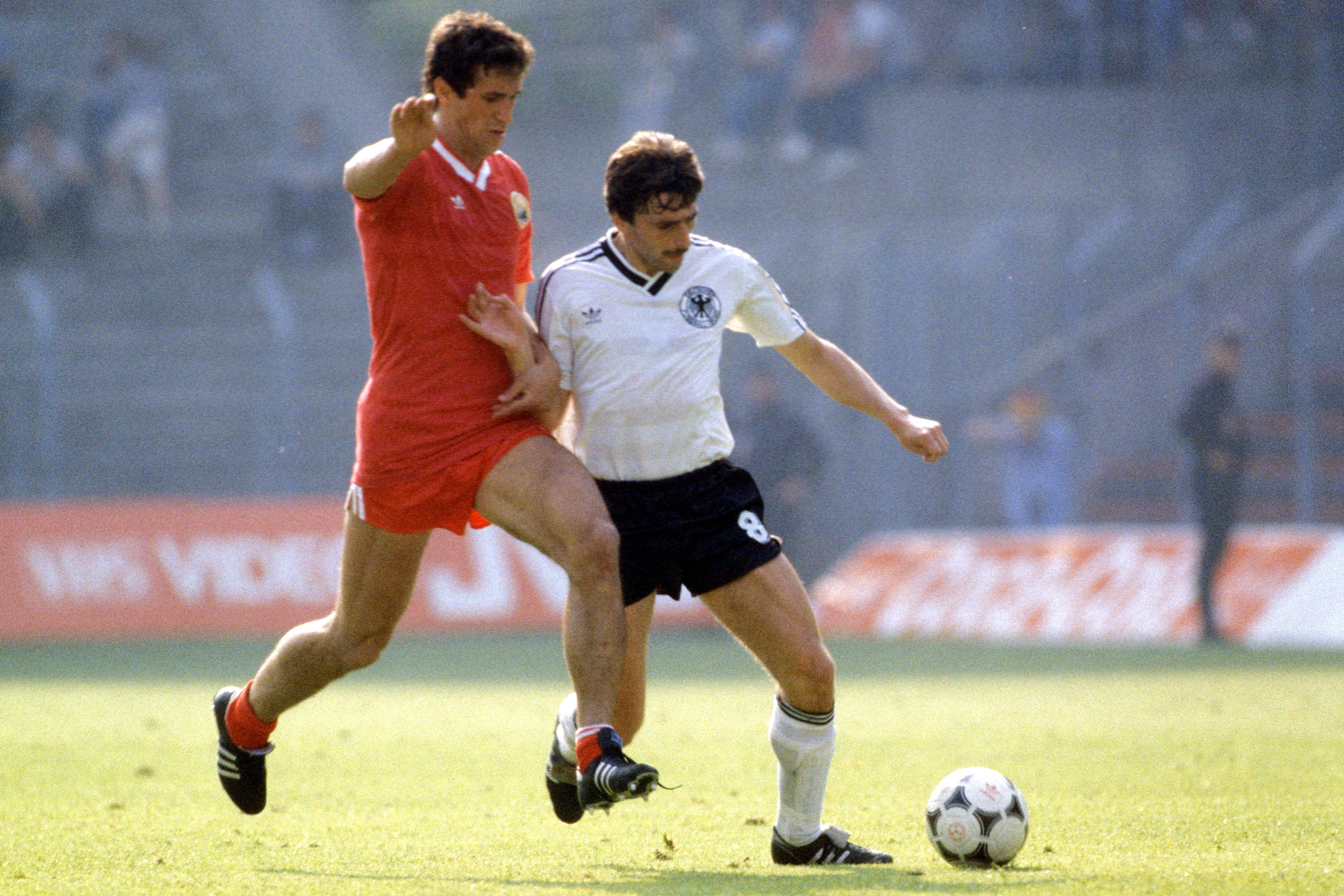 Rodion Cămătaru într-un duel cu Klaus Allofs, într-un România - Germania, la Euro 1984/ Foto: Imago