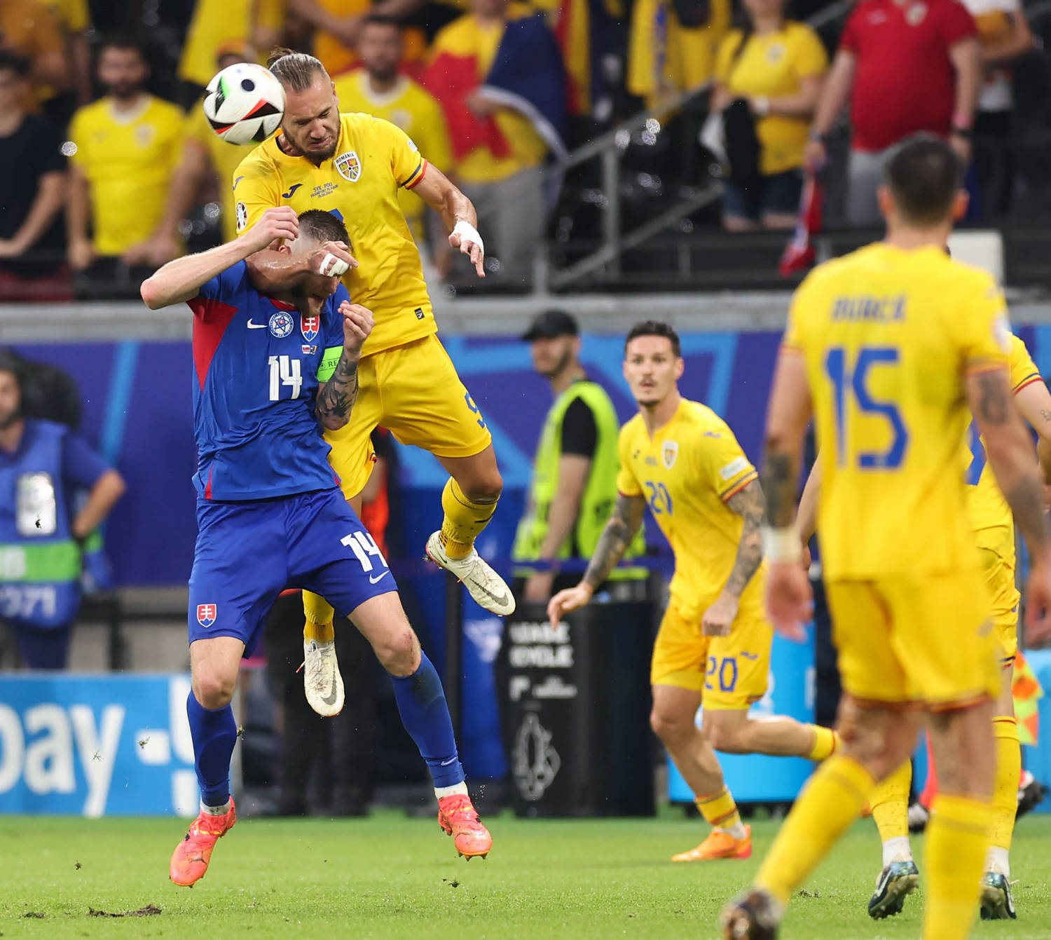 La Euro 2024, Pușcaș (aici în duel cu Skriniar) a jucat 15 minute în meciul de debut cu Ucraina și 23 de minute în cel decisiv, cu Slovacia. Dar în mandatul lui Mircea Lucescu el nu mai pare om de bază / Foto: IMAGO
