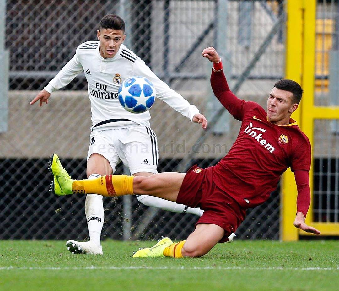 Alex Ţîrlea în meciul cu AS Roma. Foto: Instagram, @alextirlea7