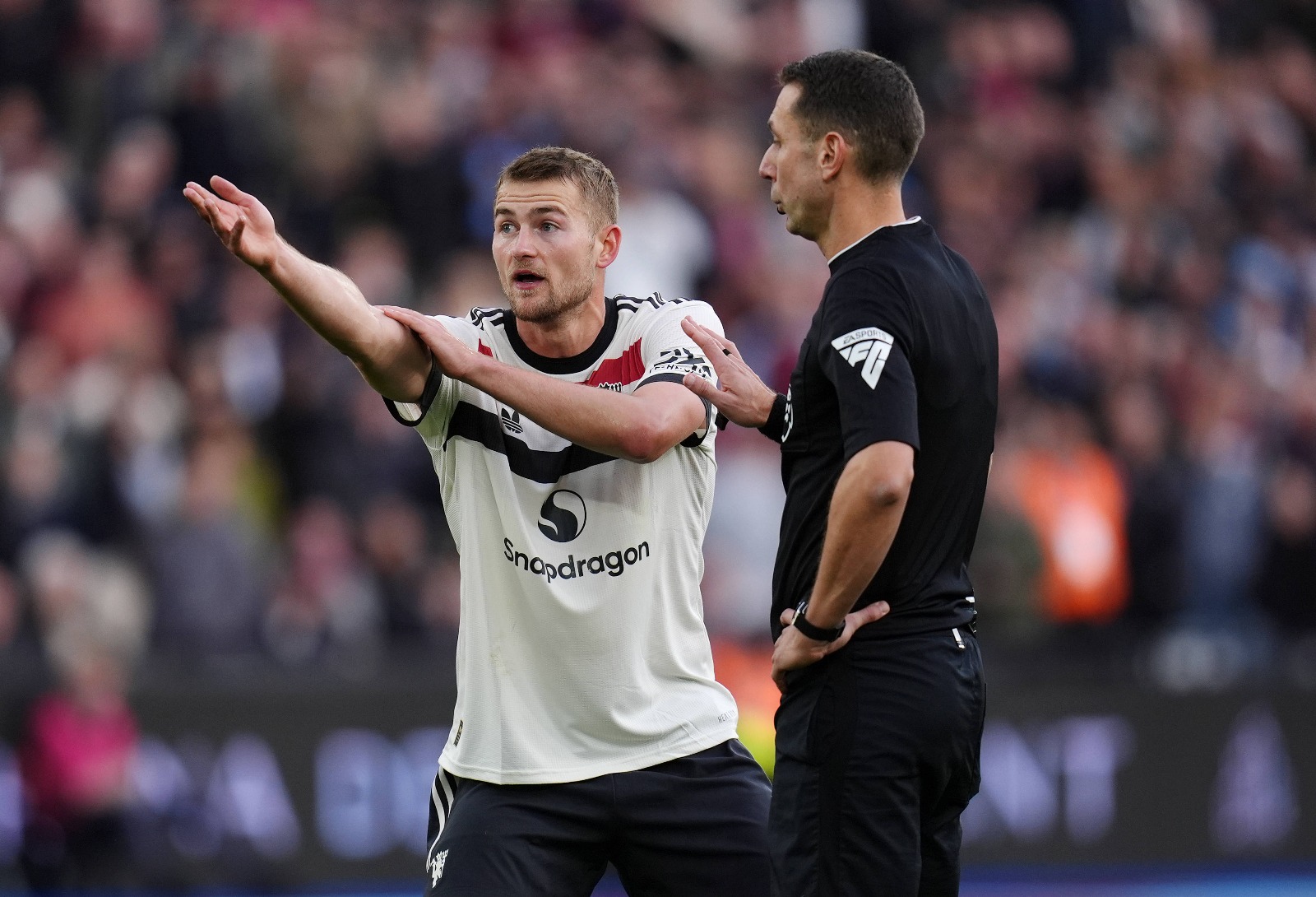 O decizie a arbitrului David Coote contestată de Matthijs de Ligt, stoperul lui Manchester United Foto: Imago