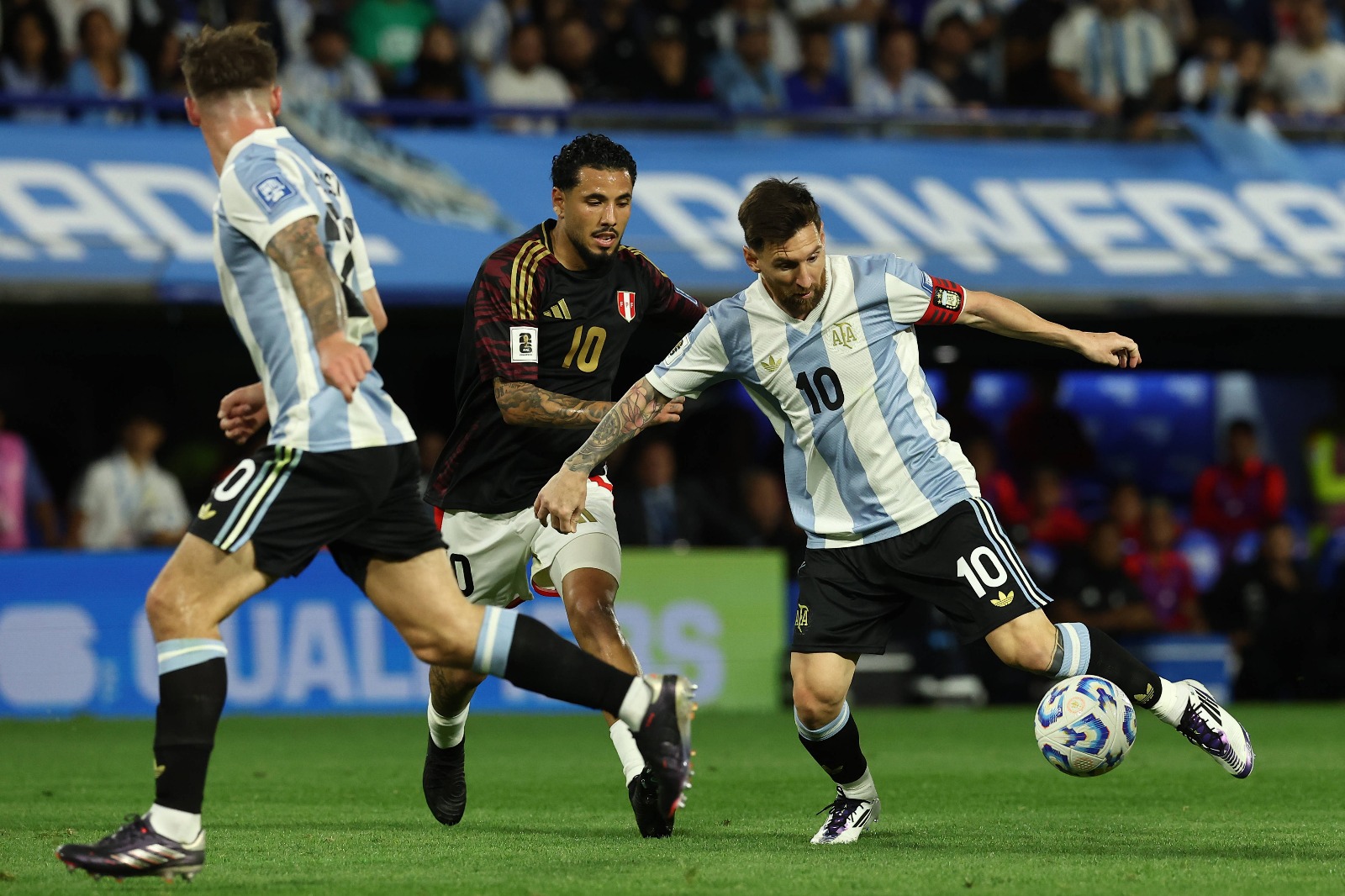 Duelul decarilor la Argentina - Peru: Messi - Pena Foto: Imago