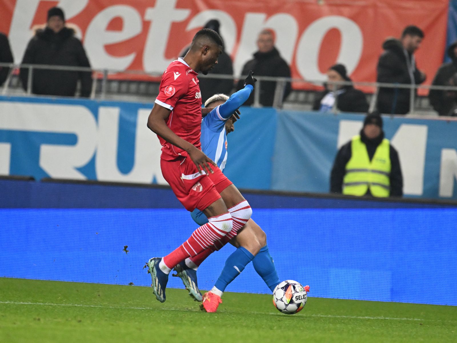 Faultul lui Boateng asupra lui Mitriță (FOTO: Sport Pictures)