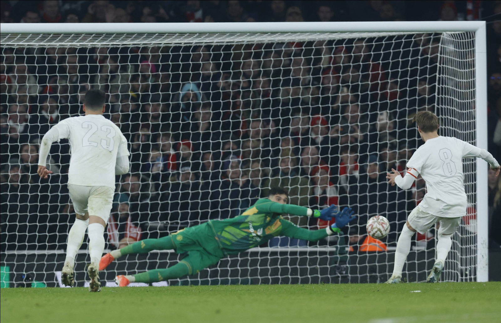 Penalty-ul apărat de Bayindir în fața lui Odegaard, căpitanul lui Arsenal Foto: Imago