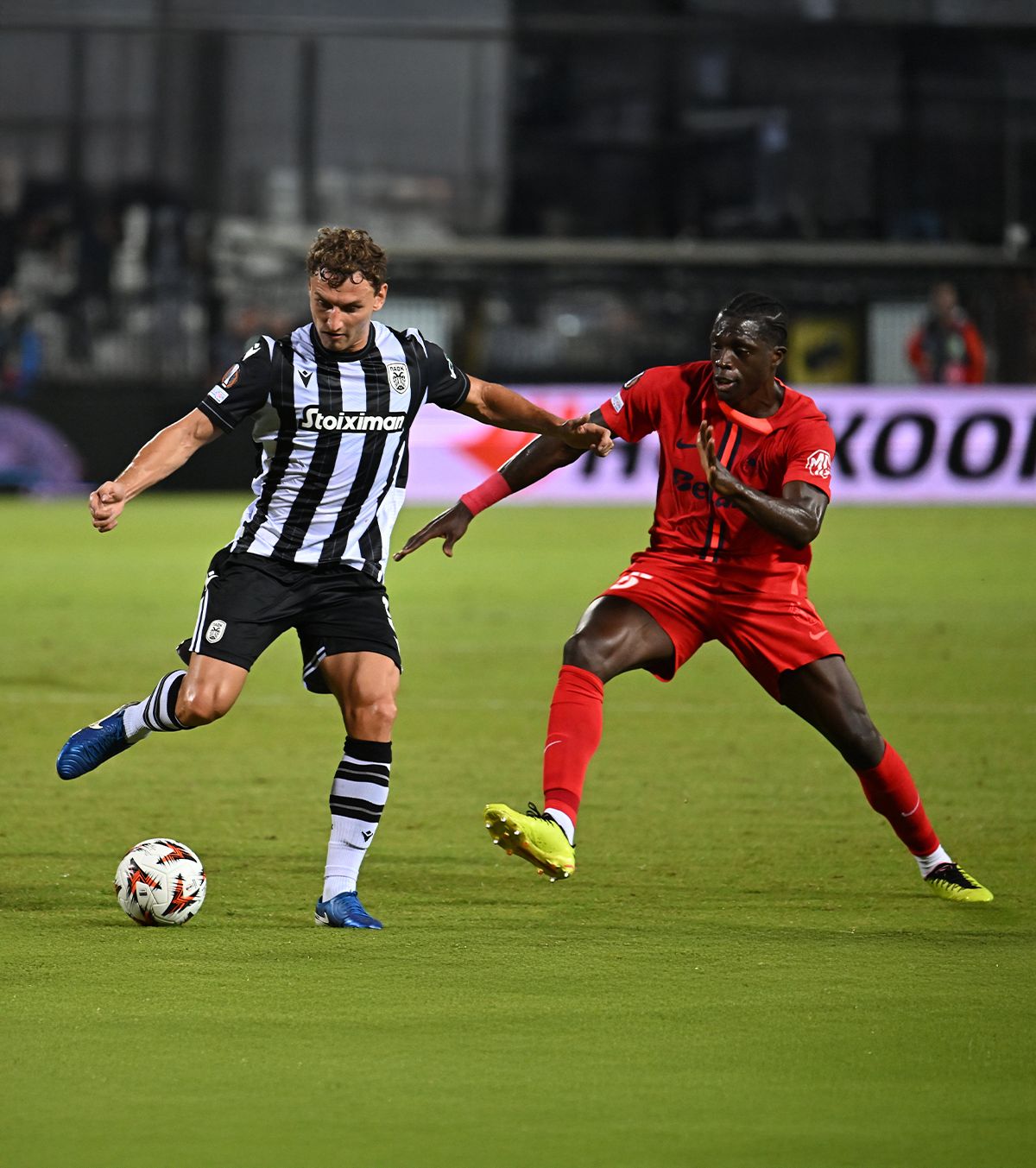 Chalov, duel cu Dawa la PAOK - FCSB 0-1 Foto: Imago