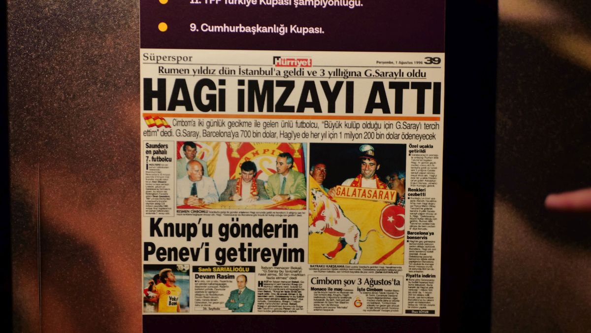 Pagina de deschidere a cotidianului Hurriyet. Hagi, jucătorul Barcelonei, tocmai semnase cu Galatasaray