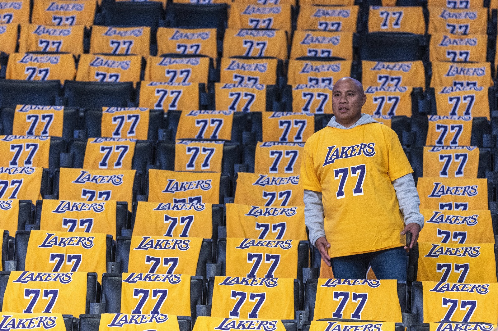 Fiecare fan al lui Lakers a găsit pe scaun un tricou cu numărul lui Luka Foto: Imago